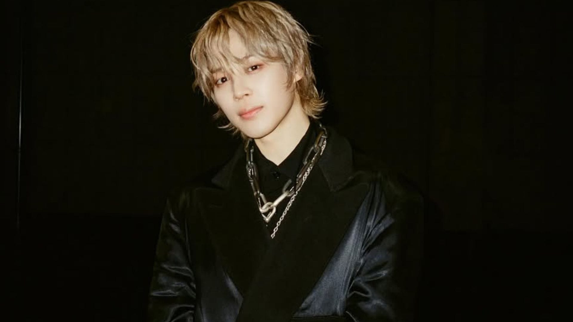 "People are just so weird and bitter" - BTS fans shut down criticism after a fan wearing Suga merch receives Jimin's jacket at Munich concert
