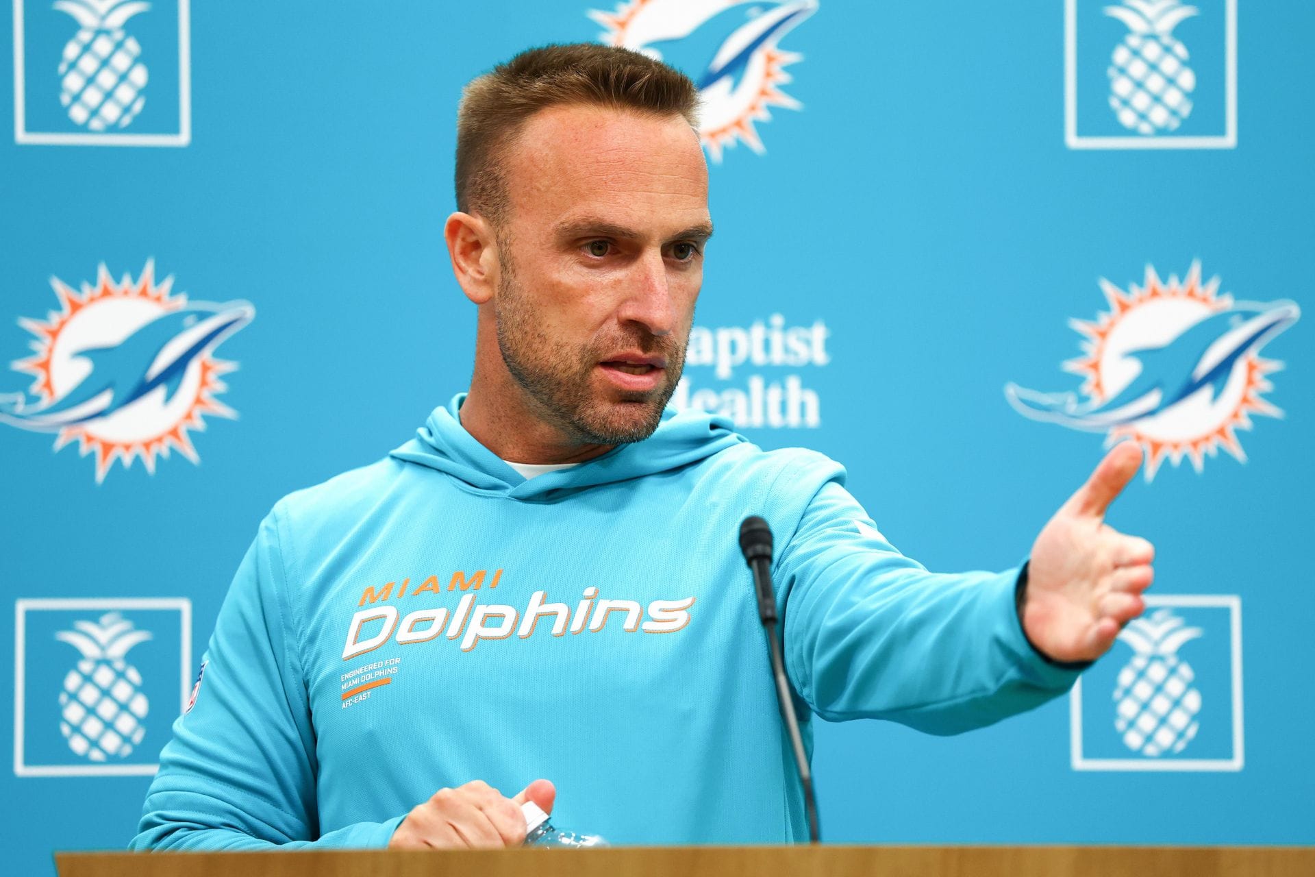 “Throwing motion is trash” “Did better than our QB”: NFL fans split as Dolphins HC Jeff Hafley throws ceremonial pitch at the Marlins game