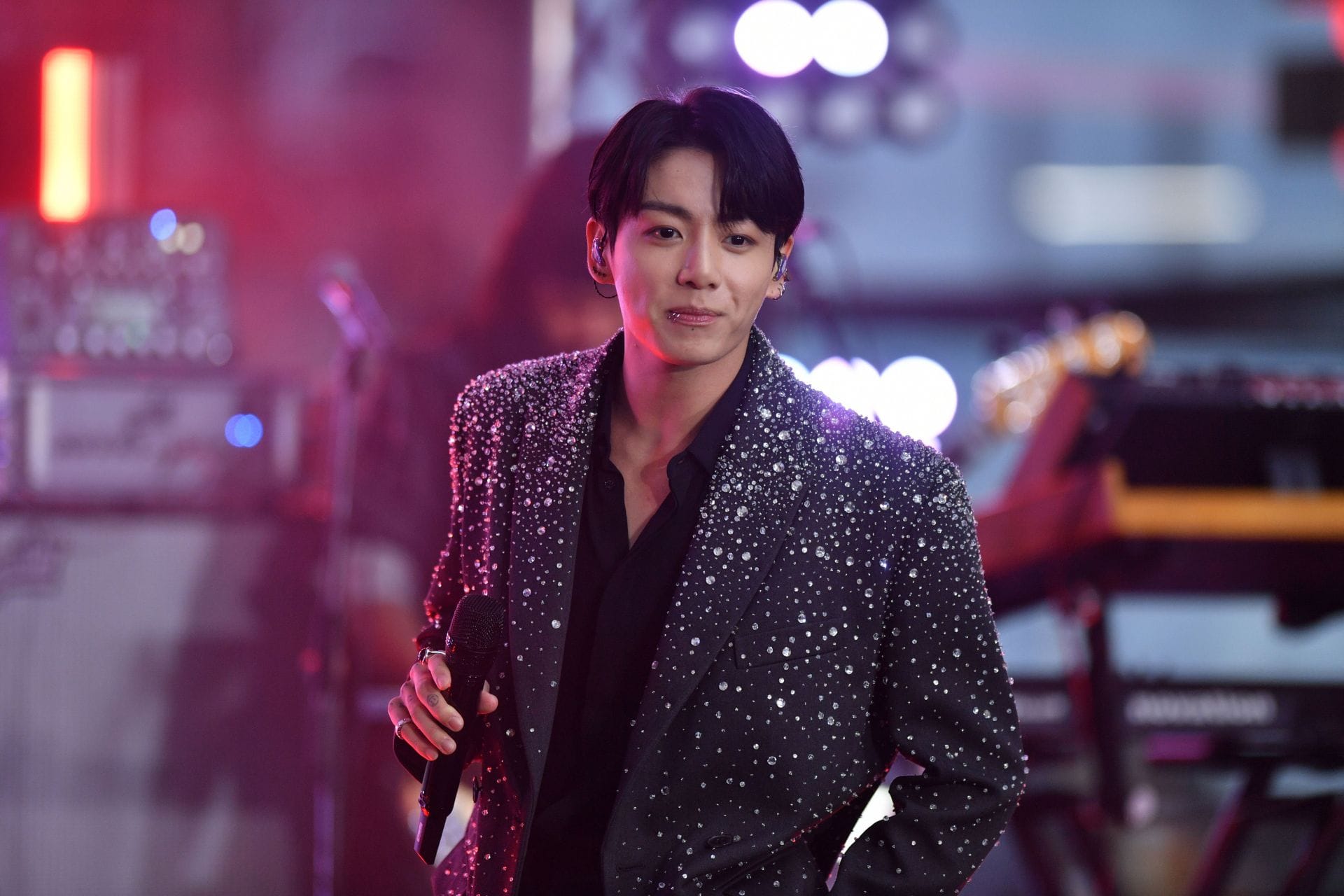 “Happy jinkook”: Fans react as BTS Jungkook carry Seokjin on back during Butter at London concert