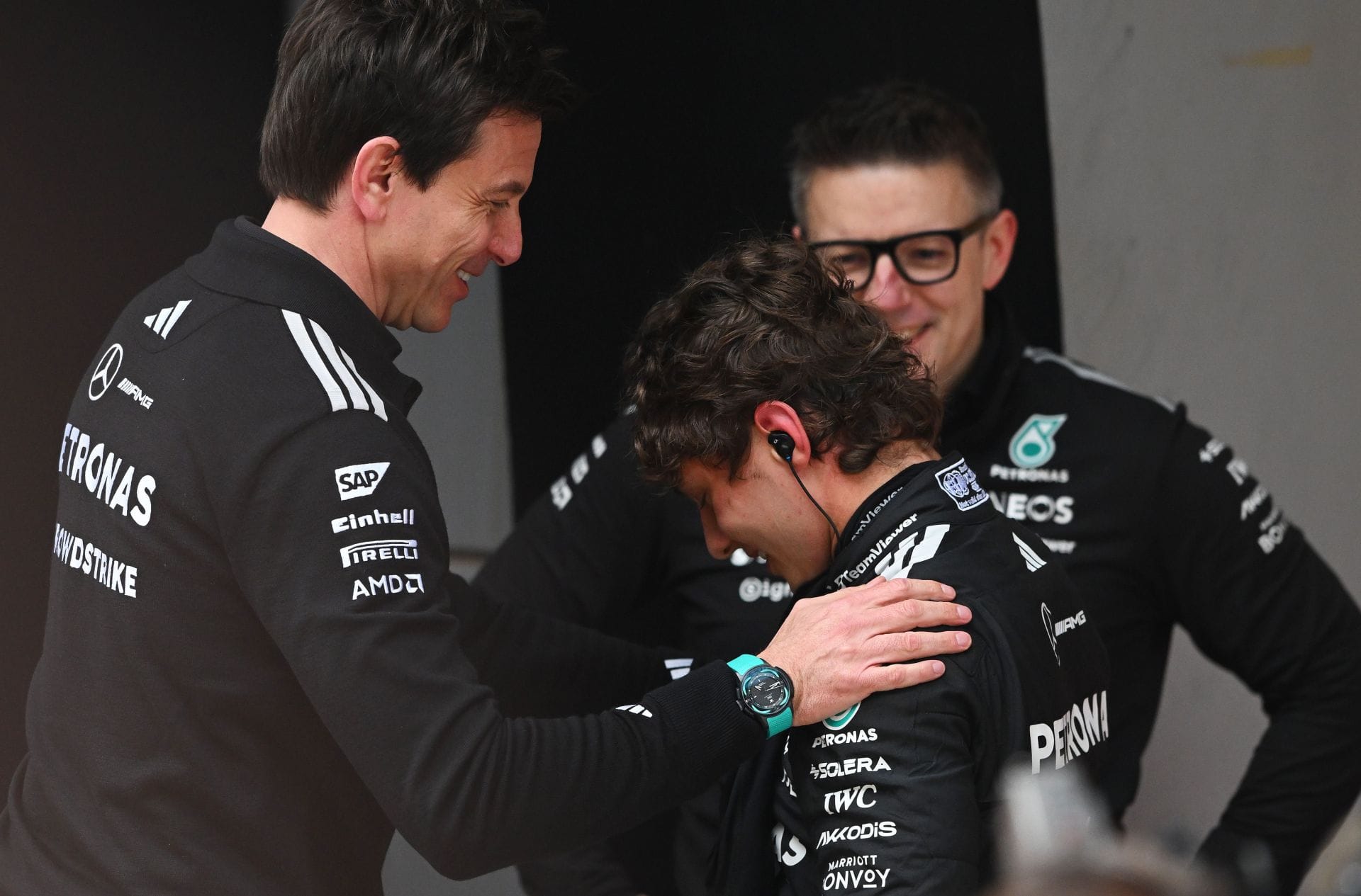 "Toto doing with George the same thing he did with Lewis": Fans react as Mercedes boss is spotted with Kimi Antonelli after Max Verstappen