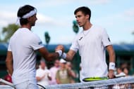 Fabian Marozsan (à direita) aperta a mão de Thiago Agustin Tirante (à esquerda) após a partida da primeira rodada do Campeonato de Wimbledon de 2026 (Fonte: Getty)