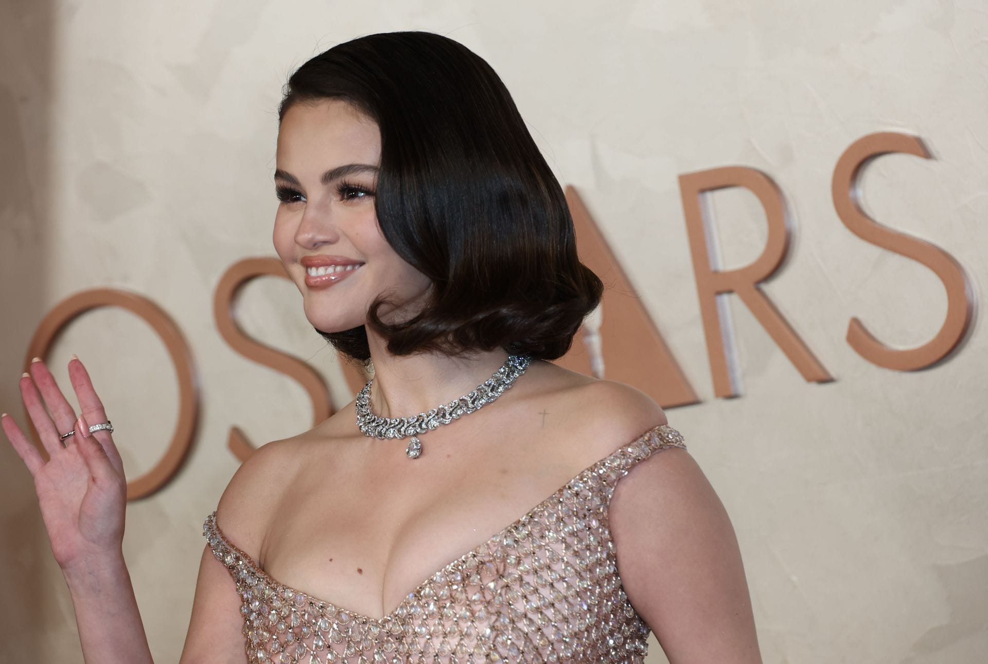 “So cute but where's Benny Blanco?”: NFL fans react to Selena Gomez’s “snow white” look for Taylor Swift-Travis Kelce wedding