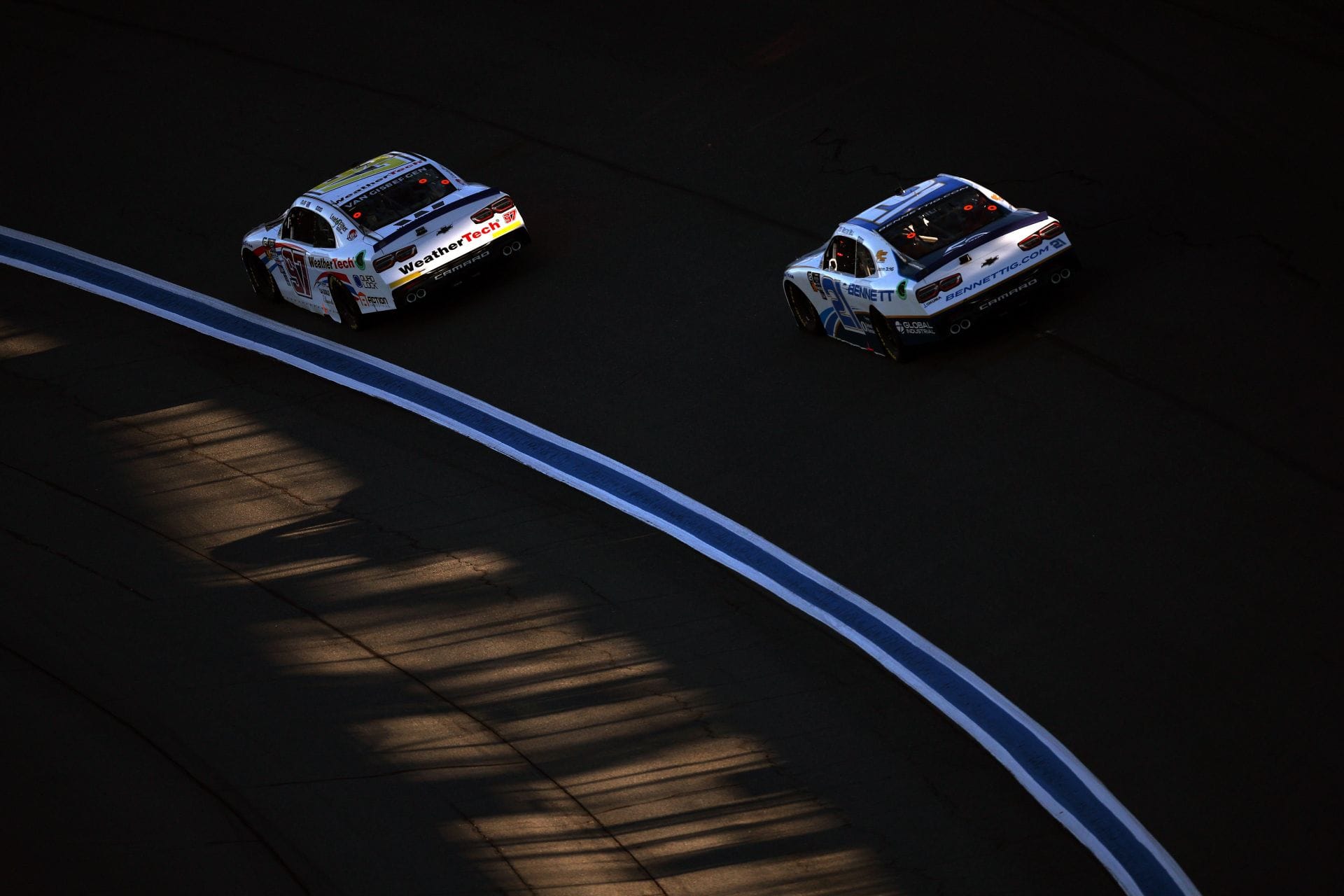 Shane van Gisbergen (97) e Austin Hill (21) em Charlotte Motor Speedway. Fonte: Getty