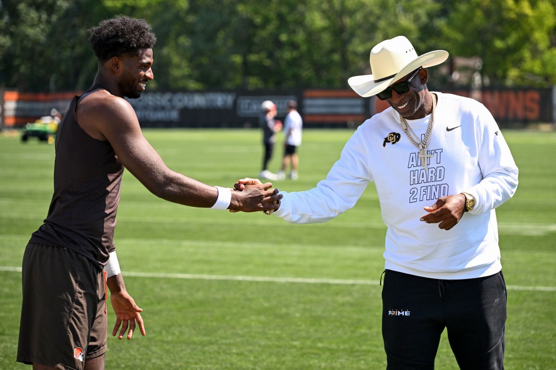 “Get this clown off the field” “Disgusting”: NFL fans rip Deion Sanders for “babying” Shedeur Sanders at Browns training camp