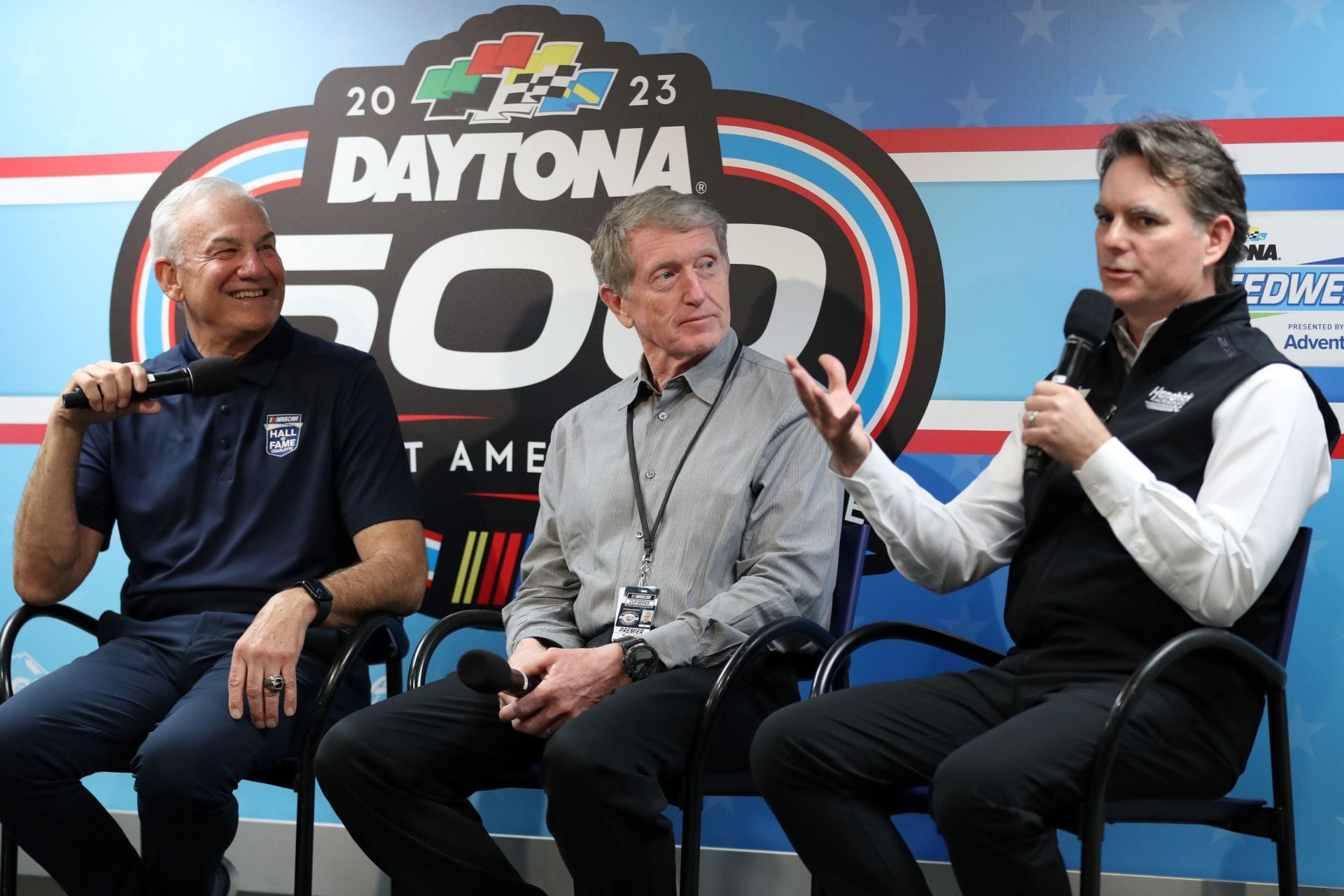 (LR) Dale Jarrett, Bill Elliott e Jeff Gordon do Hall da Fama da NASCAR em Daytona. Fonte: Getty