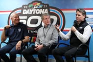 (LR) Dale Jarrett, Bill Elliott e Jeff Gordon do Hall da Fama da NASCAR em Daytona. Fonte: Getty