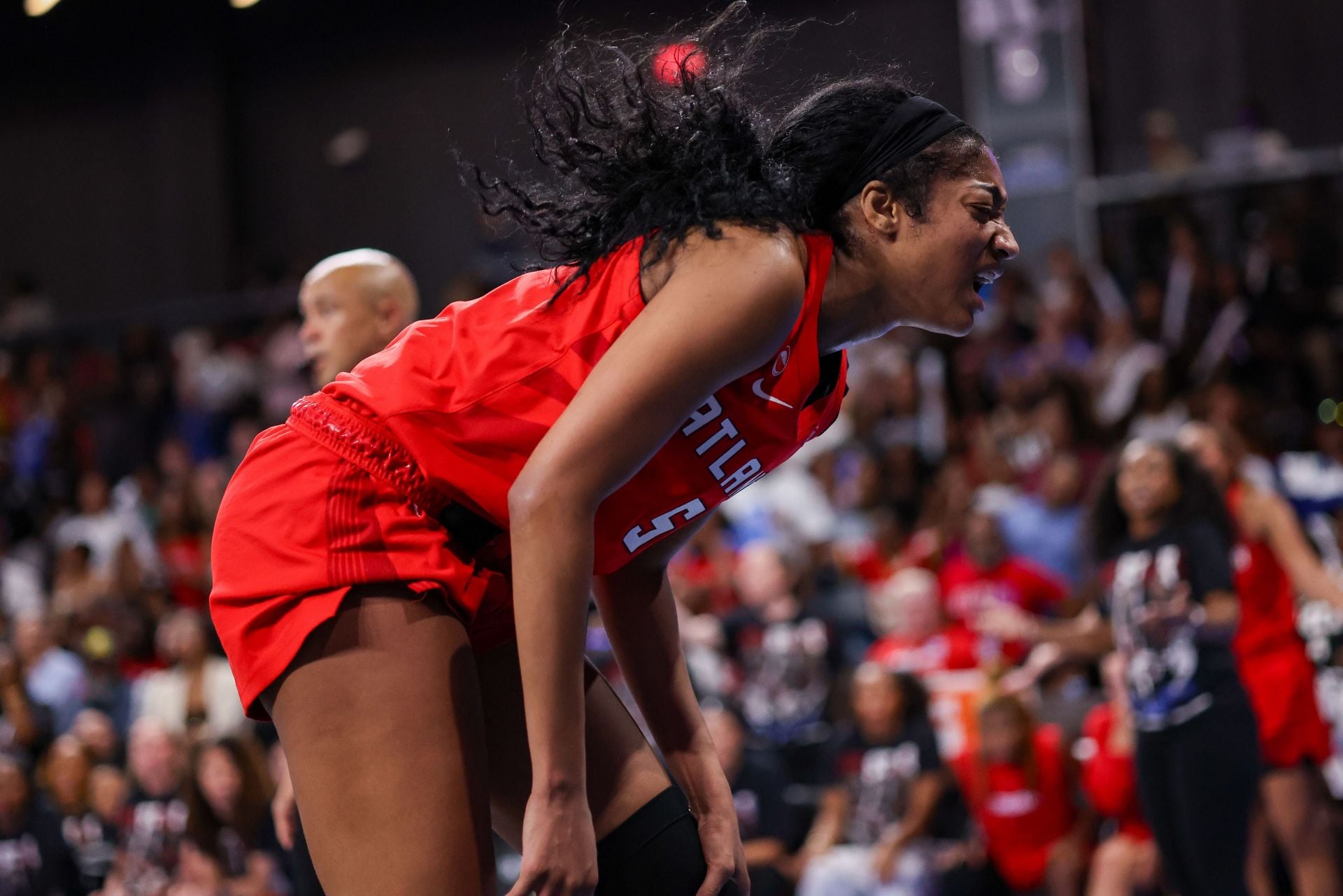 "It’s those brick shoes", "Took her out cuz she suck" - WNBA Fans Panic After Angel Reese Forced Out With Injury In Dream's Win Over Sky