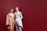 Nara Smith e Lucky Blue Smith participam do desfile de moda feminina primavera verão 2025 da Gucci durante a Milan Fashion Week Women's Wear primavera/verão 2025 na Triennale di Milano em 20 de setembro de 2024 em Milão, Itália. (Fonte: Getty)