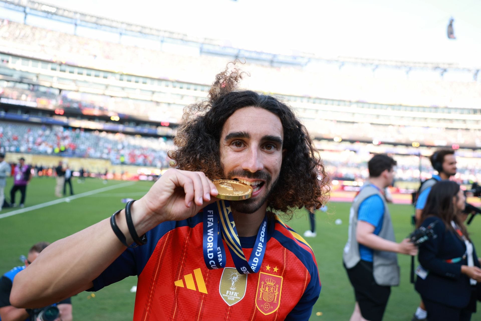 Marc Cucurella makes heartwarming gesture with FIFA World Cup medal as he starts packing house following move from Chelsea to Real Madrid