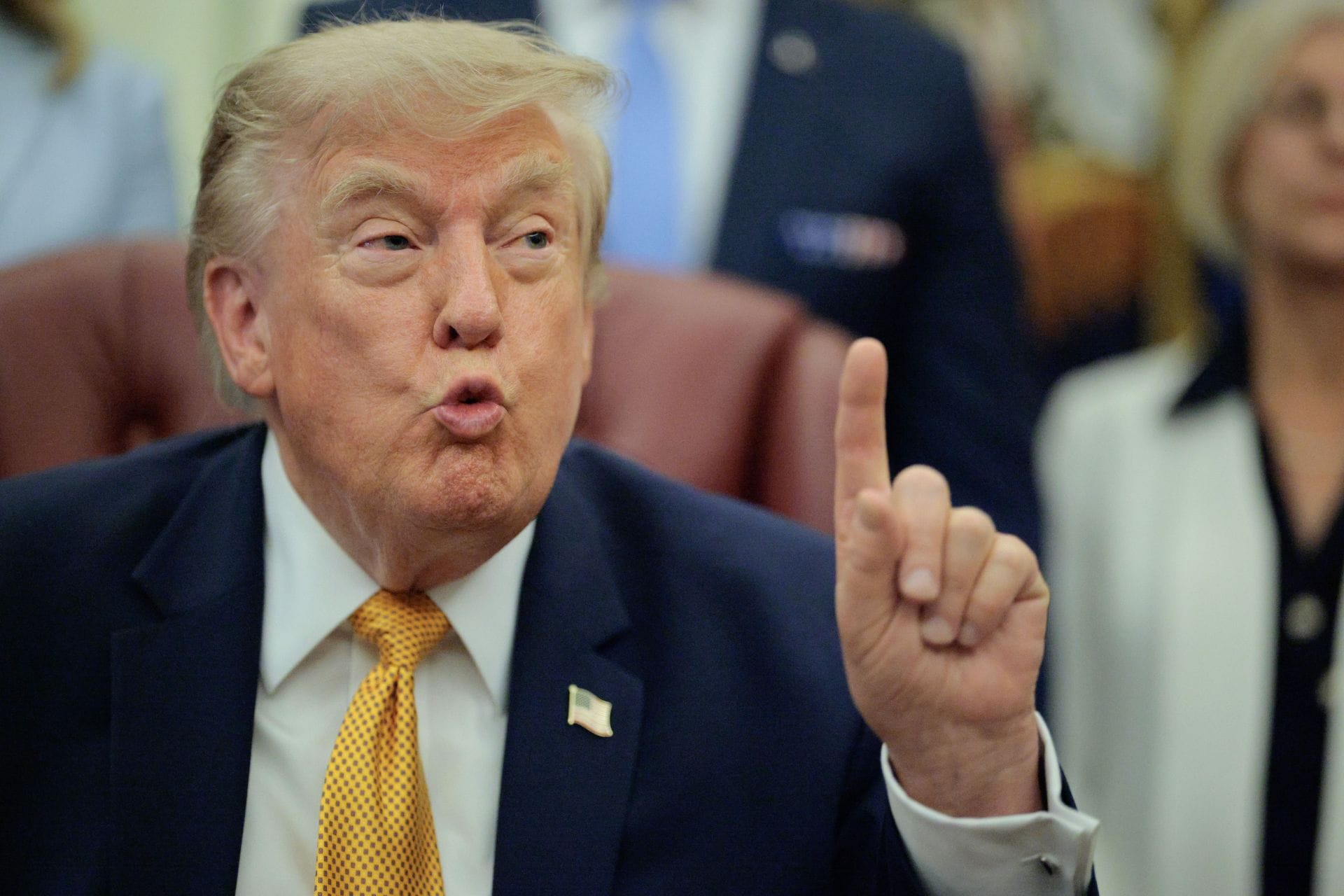 “He just cursed all of ’em”: NFL fans react after Donald Trump hands Patriots, Giants & Rams an unexpected Super Bowl omen