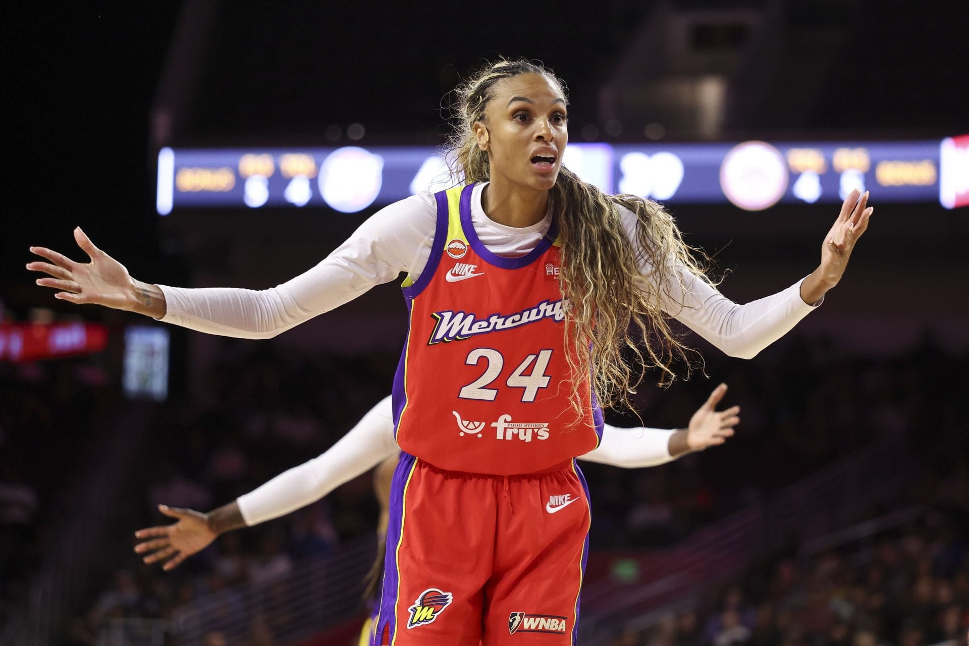 "She didn’t wanna stay with her boo", "Leaving her gf to go ring chase" - WNBA Fans Brutally Roasts DeWanna Bonner For Midseason Mercury Buyout