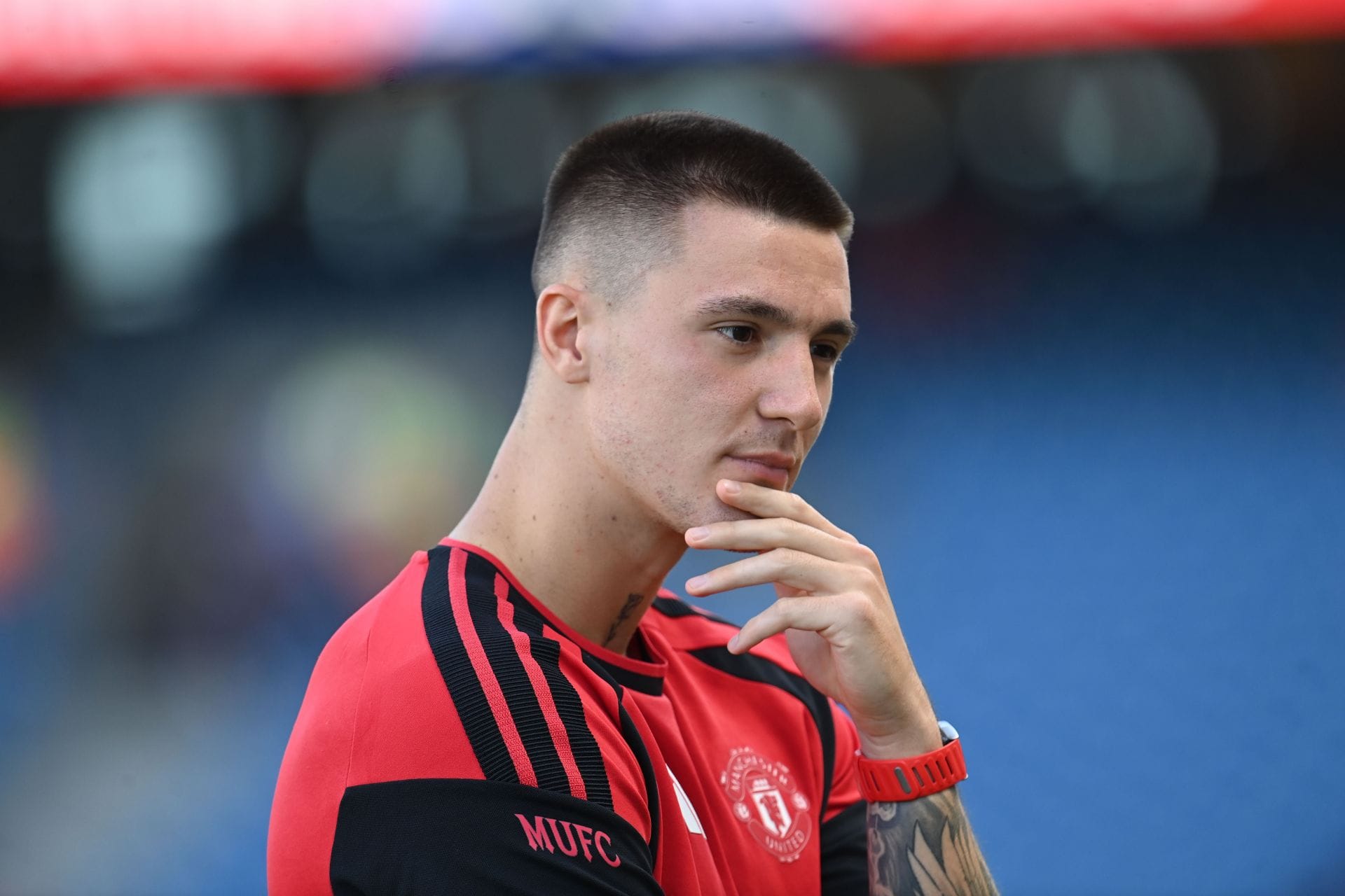 Why is Benjamin Sesko unavailable for Manchester United in pre-season?