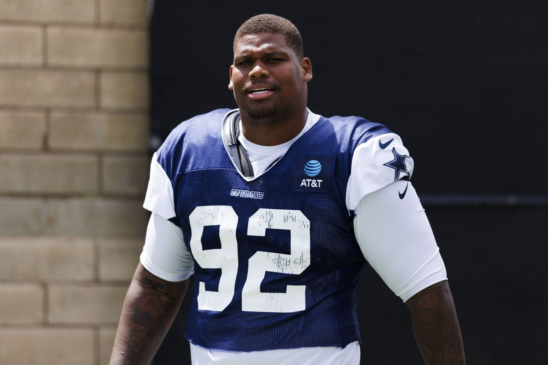 "Why not just pay Micah Parsons" "Jerry actually got a contract done on time": NFL fans stunned as Cowboys' Quinnen Williams signs $105.9M extension
