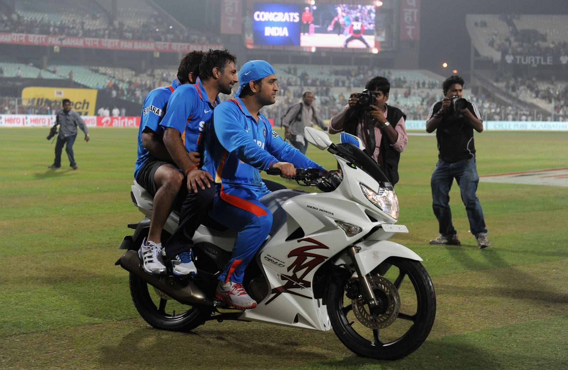 MS Dhoni rides super bike at Madras Circuit and makes fans go crazy after IPL 2026 [Watch]
