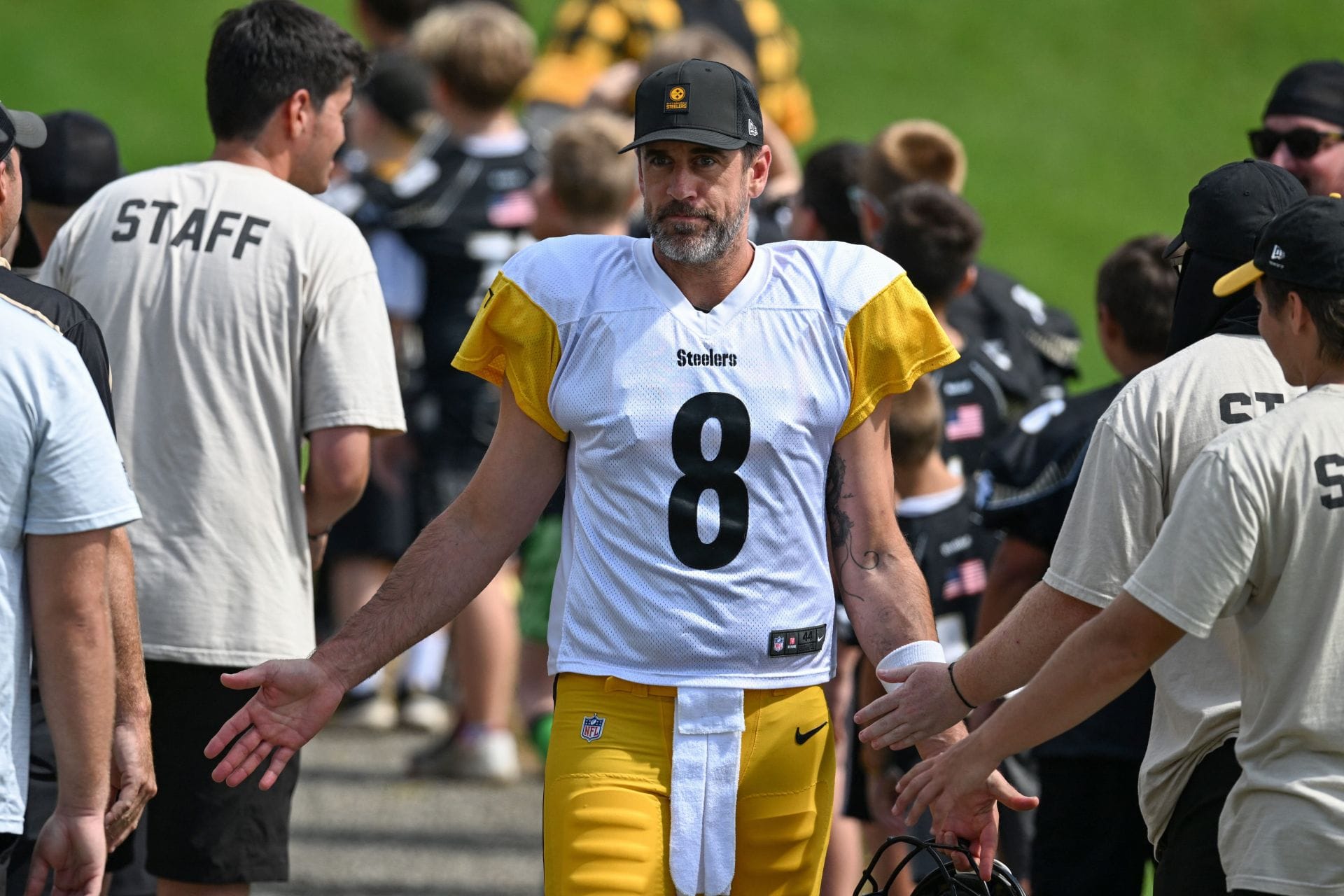 “Mediocre on the field, drama queen off it”: NFL fans rip Aaron Rodgers over desire to keep playing despite family plans
