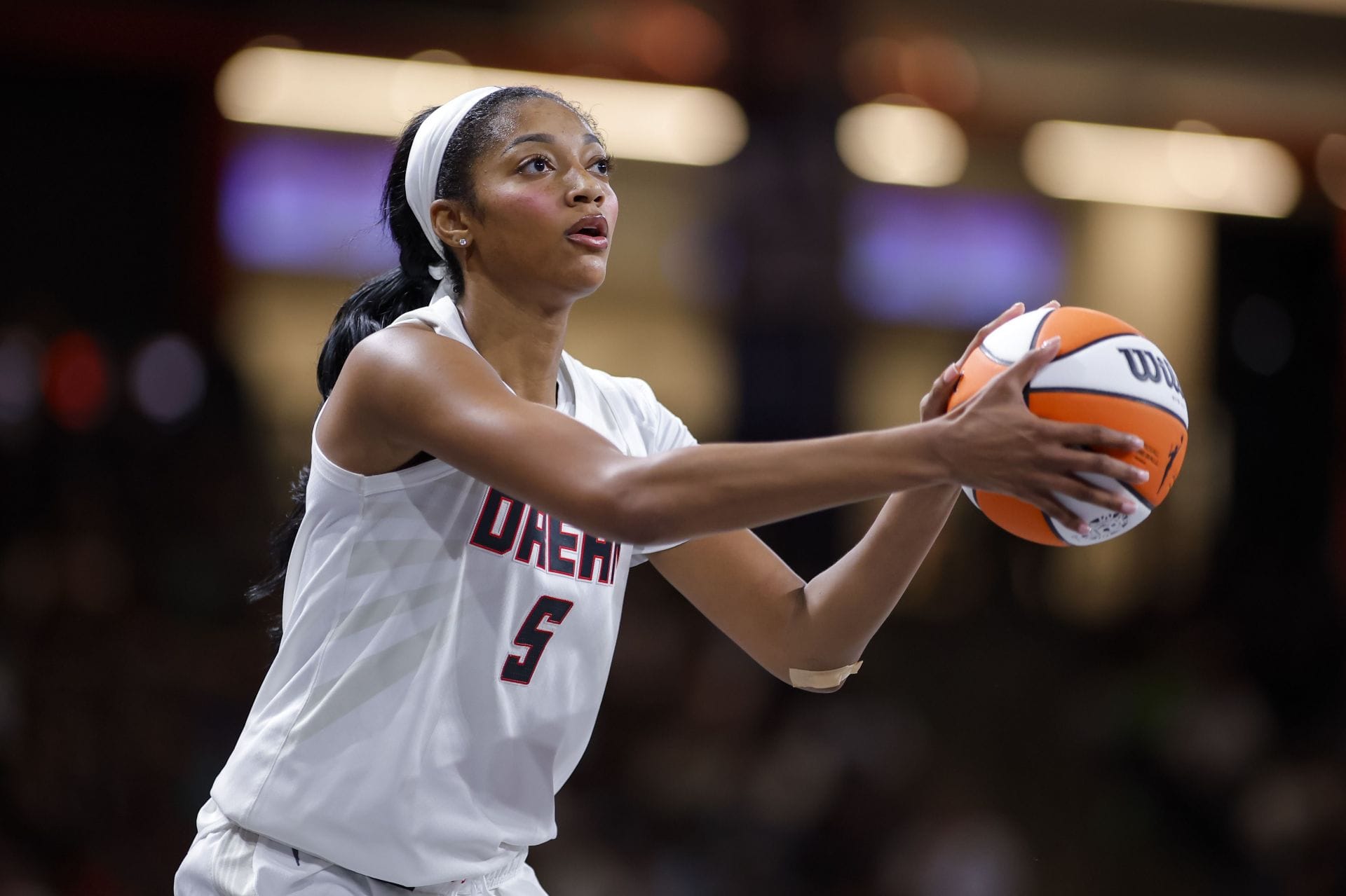 "Angel might have anger issues, "Fakest demon in WNBA" - Fans Explode As Angel Reese Chirps At Aaliyah Edwards After Flagrant Foul