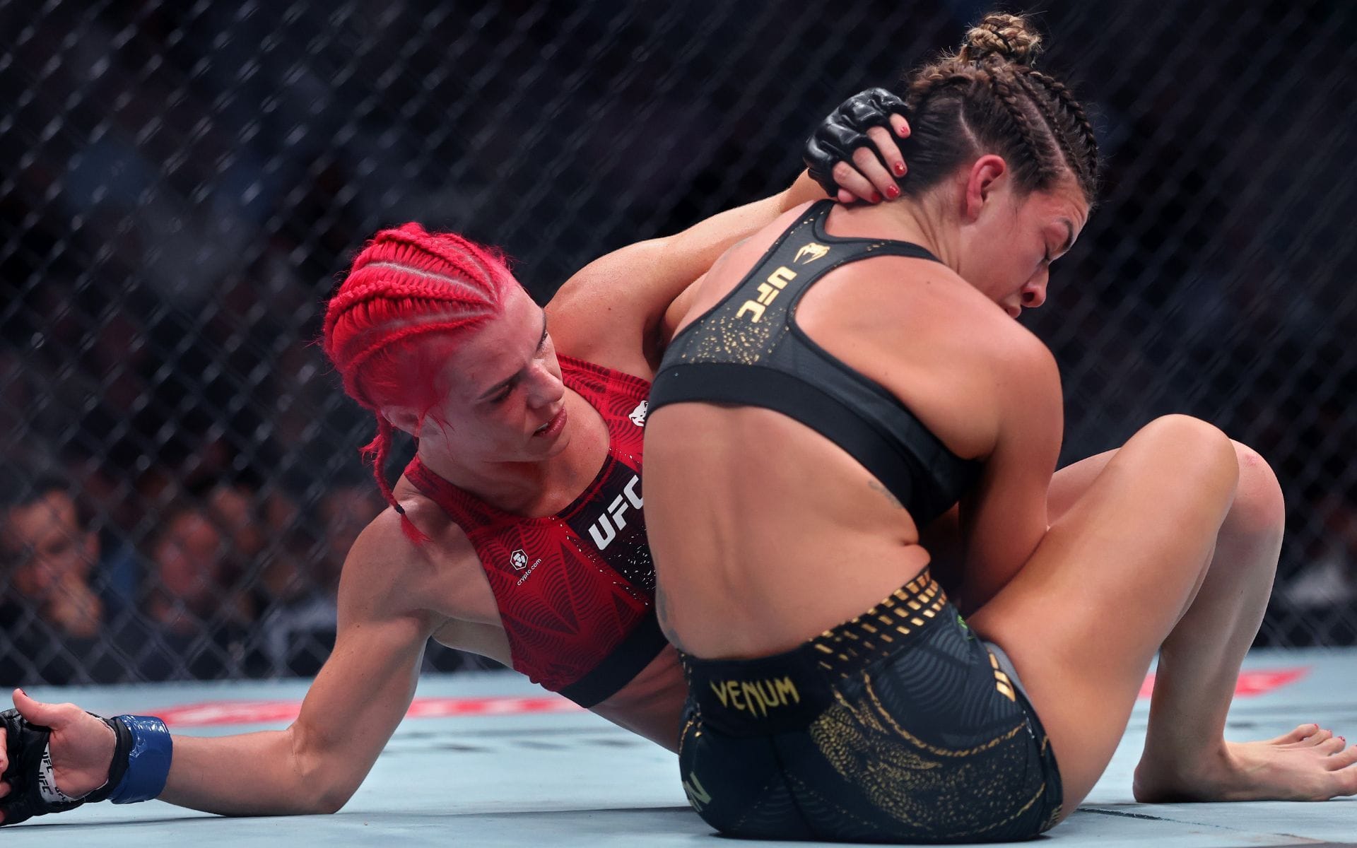 UFC lightweight uses suggestive GIF of Mackenzie Dern to comment on the champion's UFC 330 clash against Gillian Robertson