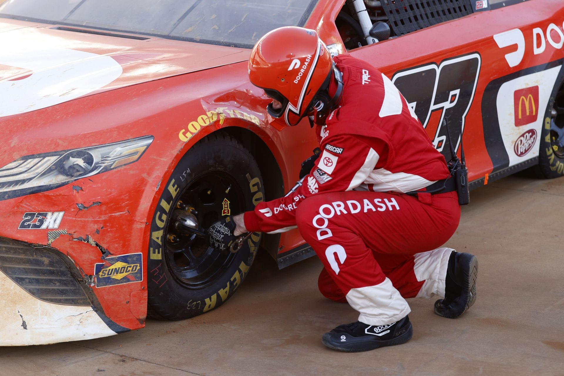 “I hate single lugs”: Fans react to NASCAR O’Reilly and Truck series’ rumored move away from five lugs