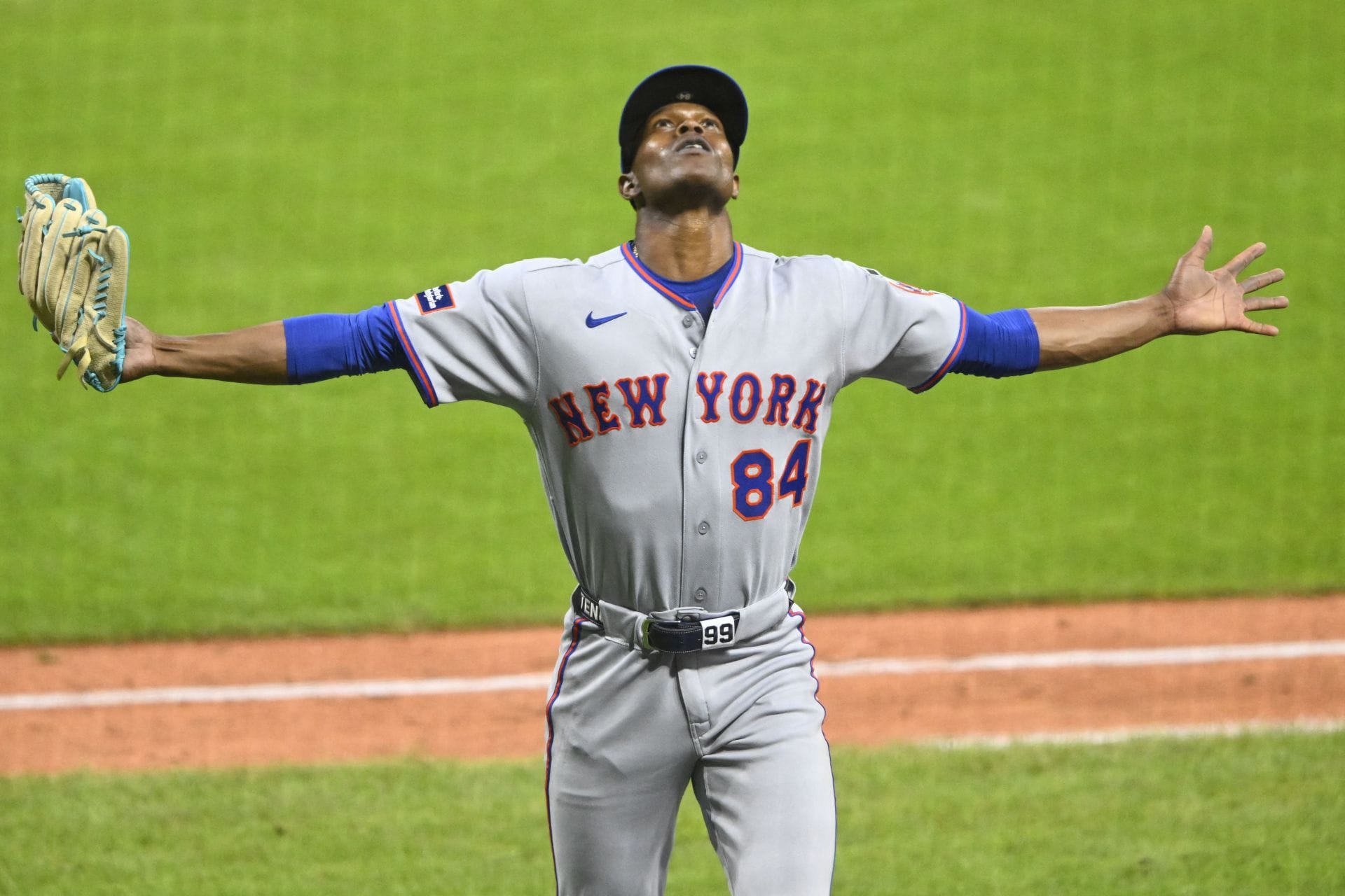 "Carrying the Mets already" - Fans react as Jefry Yan continues impressing with athletic inning-ending play at home plate vs. Pirates
