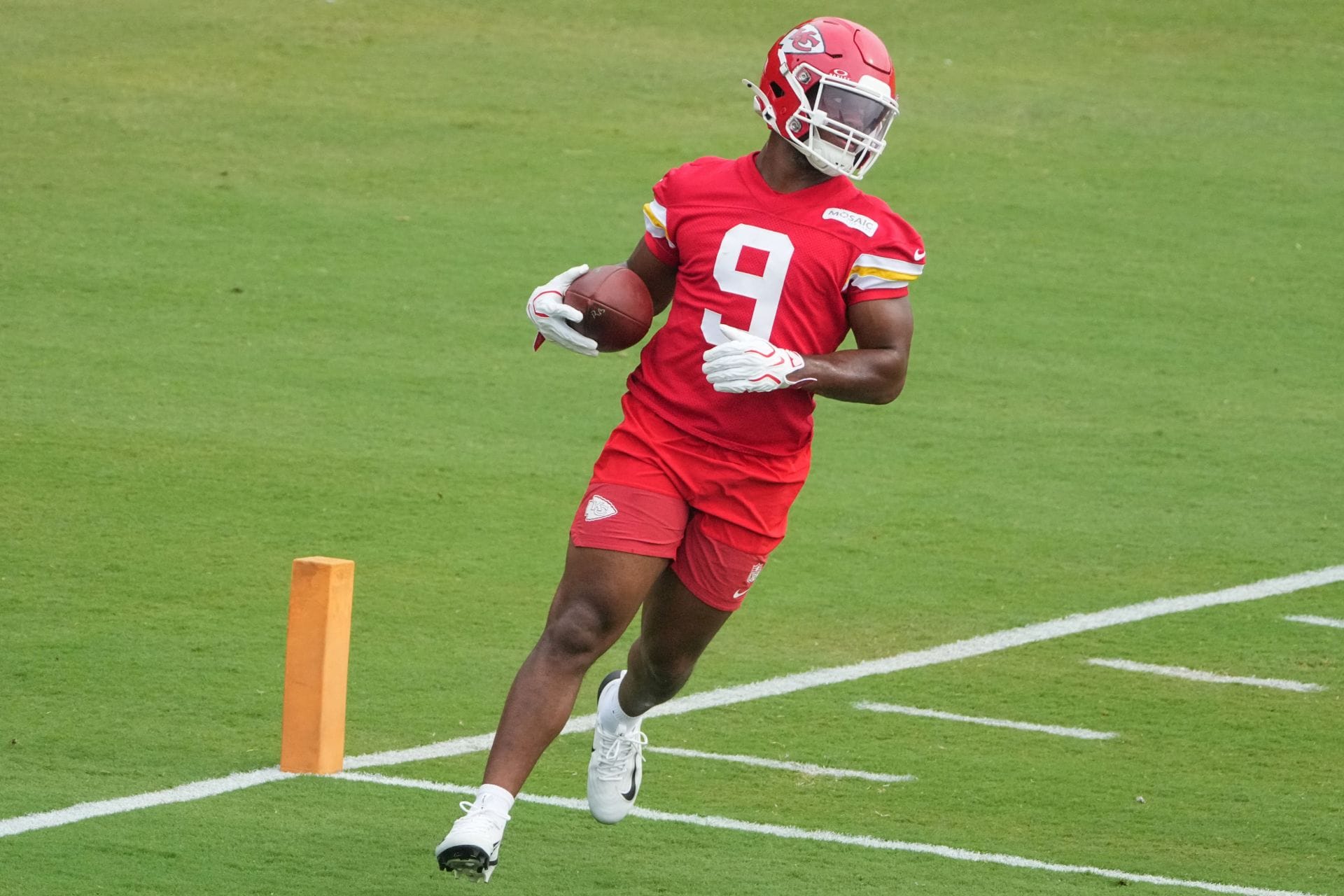 “Dude barely touched him” “Messing with wrong guy”: NFL fans call out Kenneth Walker for hitting Chiefs LB with football at training camp