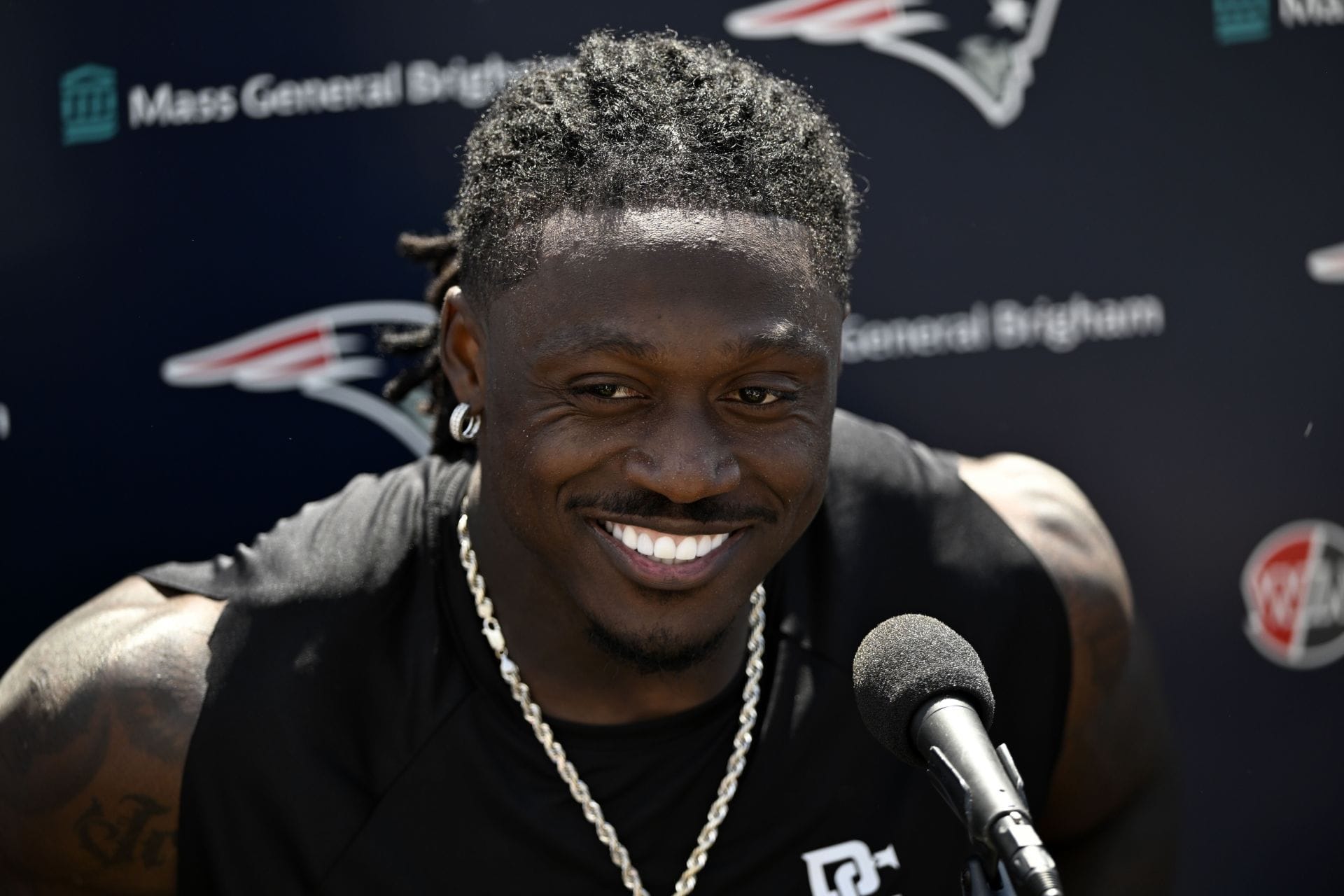 “It doesn’t exist”: Patriots WR A.J. Brown makes stance clear on questions about past Eagles struggles