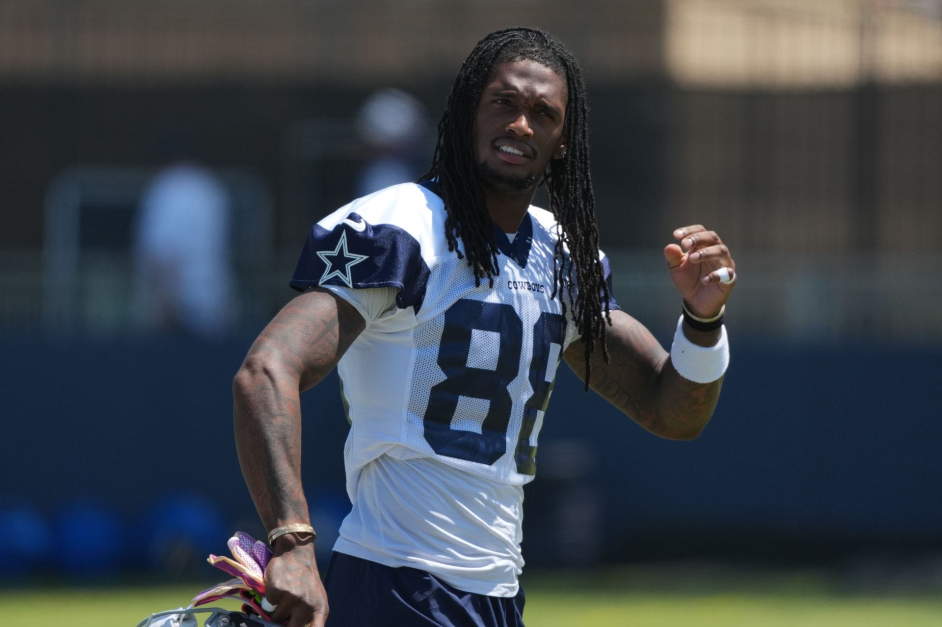“Now do this to Jerry Jones”: Antonio Brown trolls Cowboys owner over embarrassing stadium issue as CeeDee Lamb’s bizarre workout goes viral