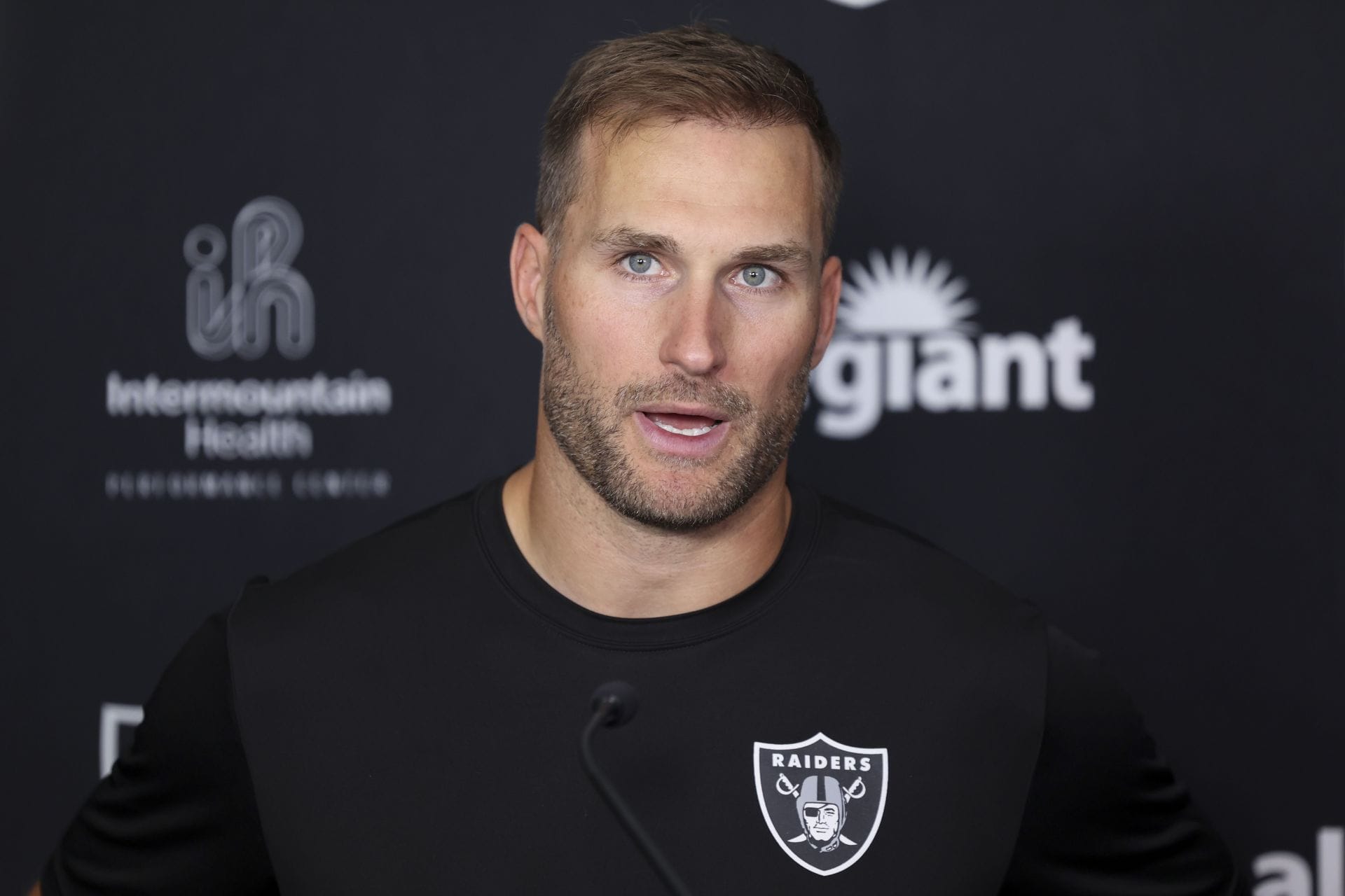 “Got some scars from some hits”: Kirk Cousins confronts Maxx Crosby again to “stay off the arm” during Raiders practice