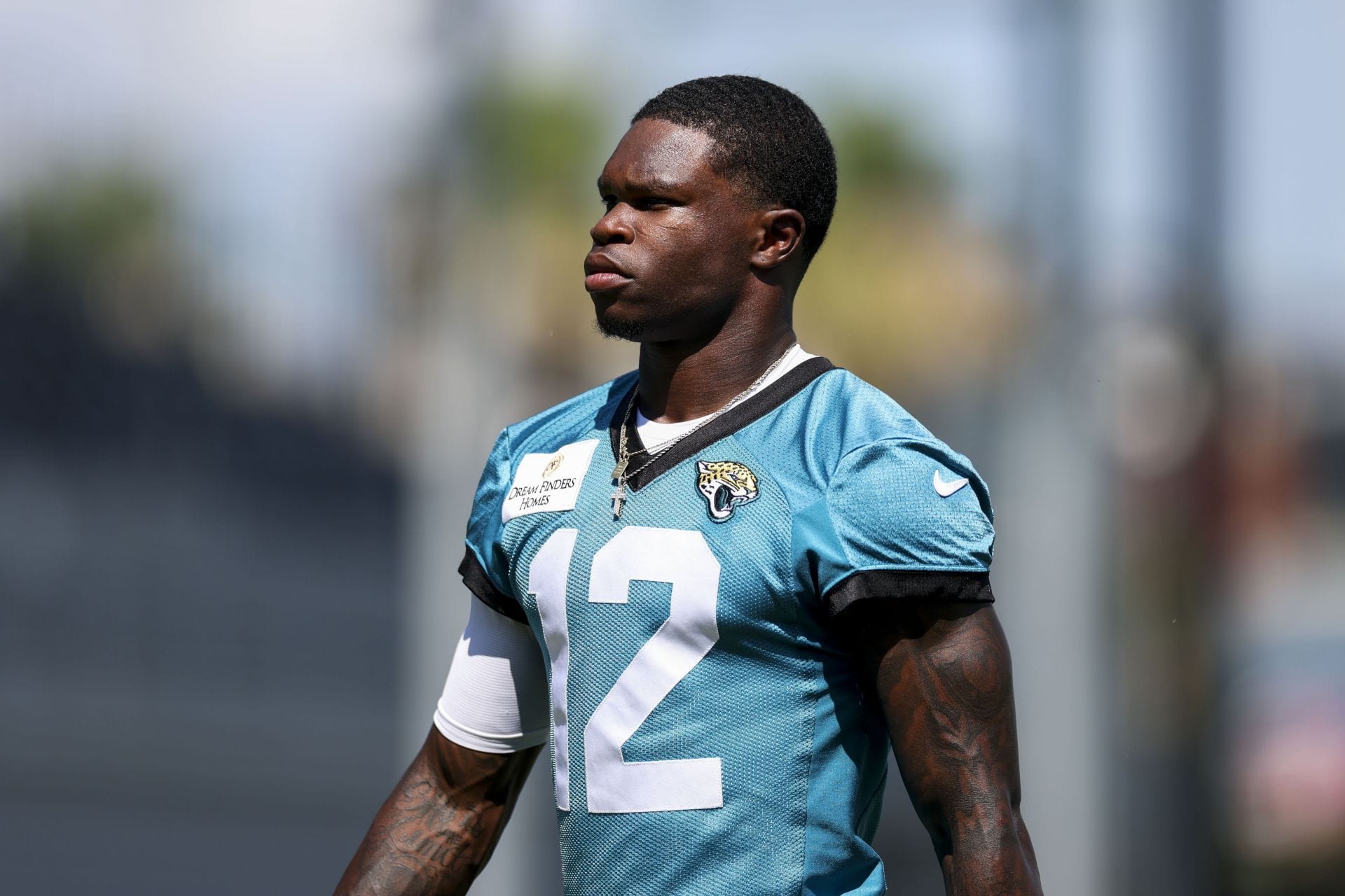 “He only works out his left arm or what”: NFL fans mock Travis Hunter over putting “huge” muscles for 2026 season