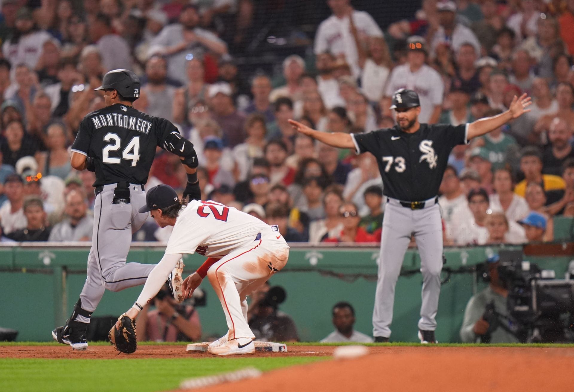 "Devil magic broke on that play" - Boston fans react to $791.5K Red Sox pitcher's costly error vs White Sox