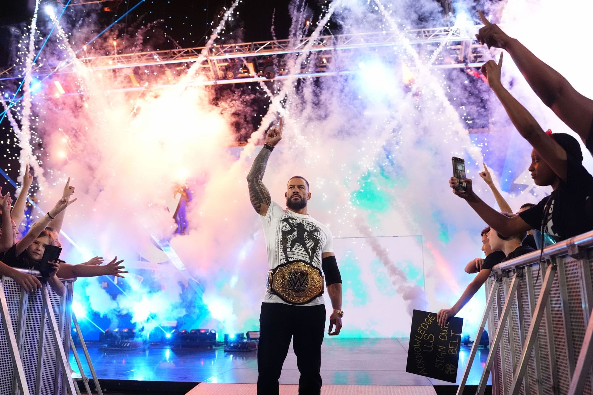 38-Year-Old Superstar Sends Warning To Former Intercontinental Champion Regarding Roman Reigns