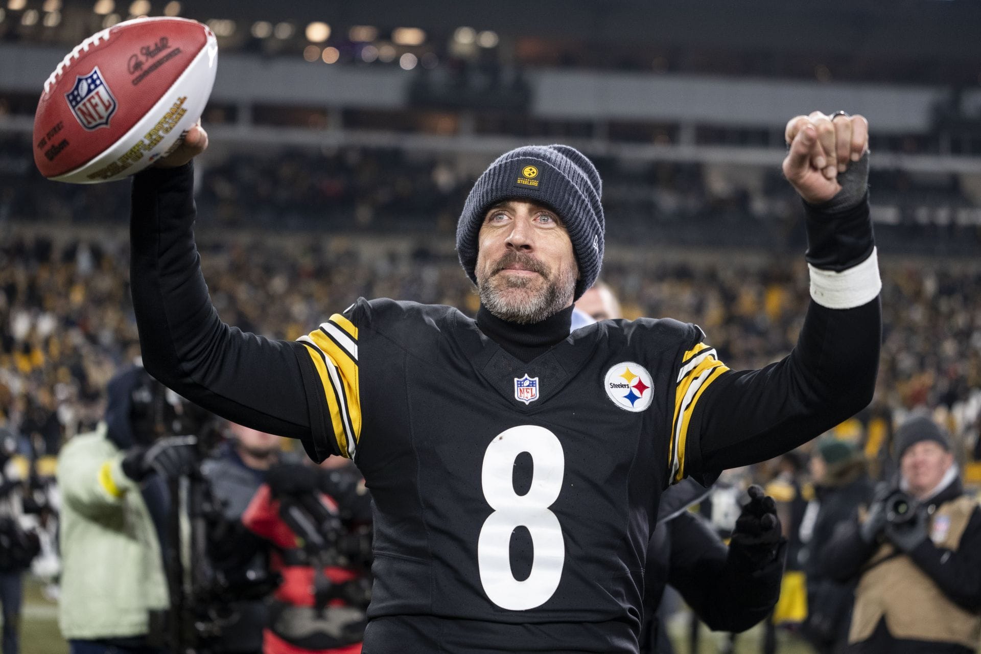 "We’re being catfished": NFL fans mock Aaron Rodgers for crediting “ChatGPT wife” for mending relationship with parents