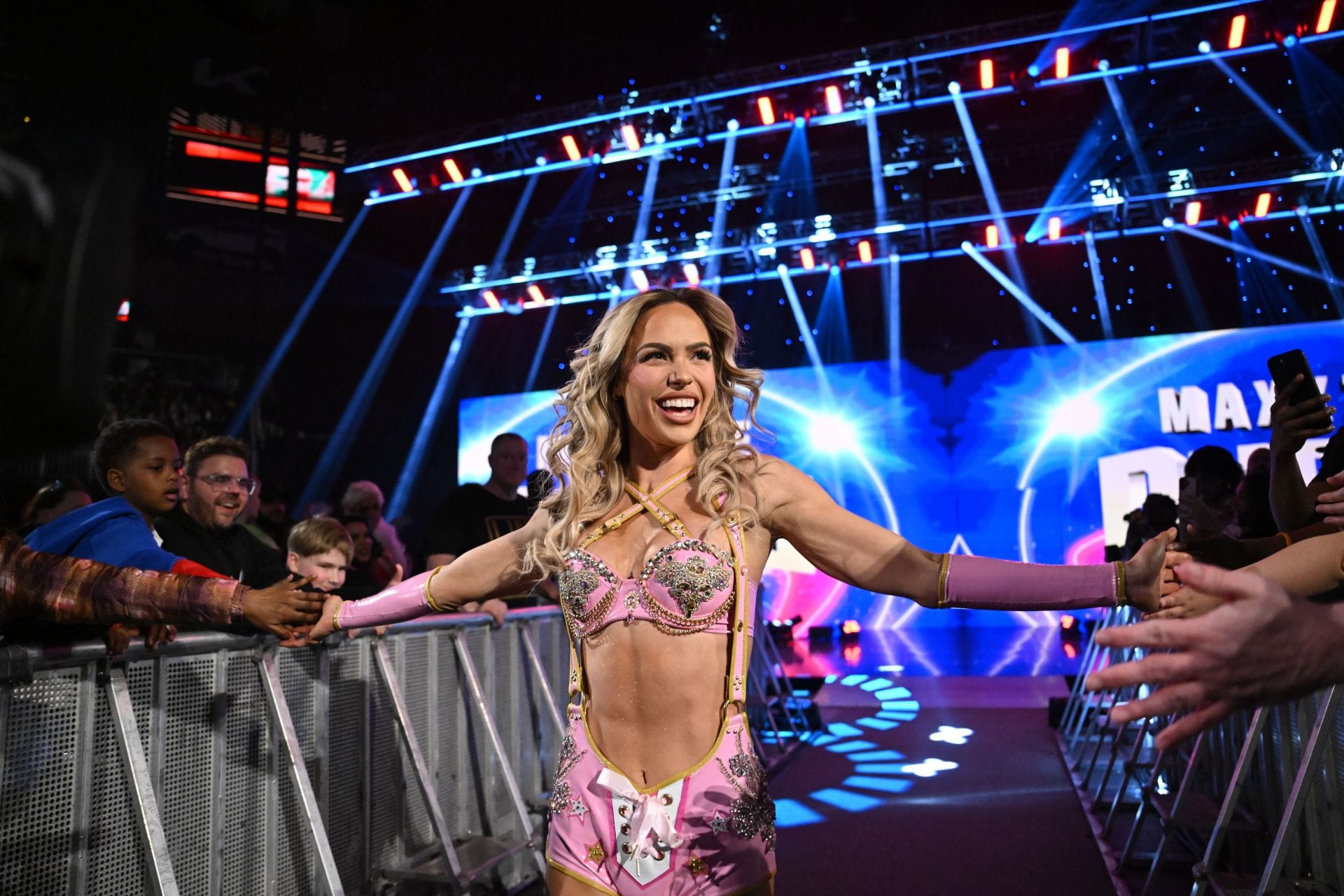 Maxxine Dupri "reunites" with her brother at WWE Live Event; is immediately disgusted
