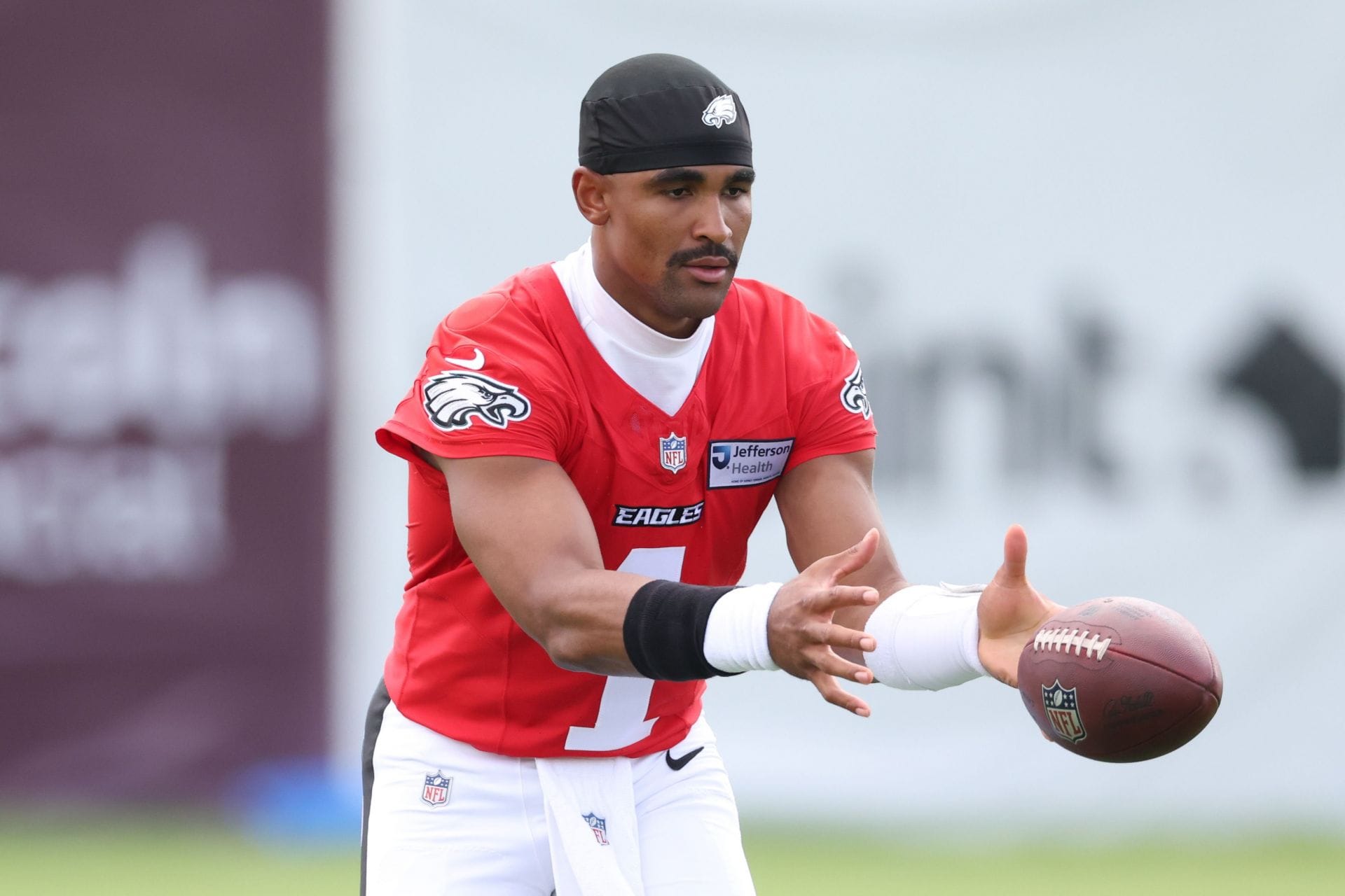 “Washed” “Nothing without a tush push”: NFL fans react as Jalen Hurts goes 3 days with 0 TDs at Eagles training camp