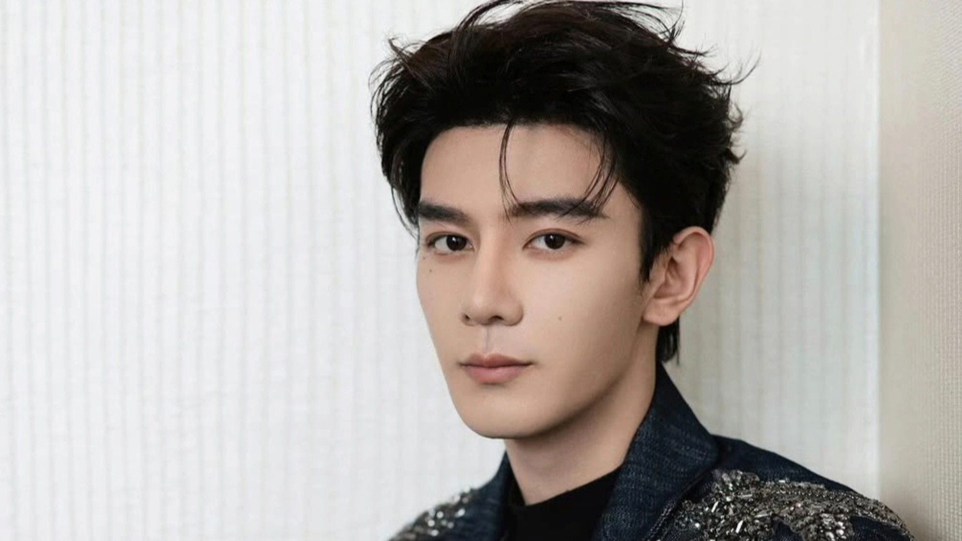 "Let's normalize this" - Internet praise Xia Zhiguang as Chinese artist goes viral for throwing stalker's phone in trash after personal space invasion