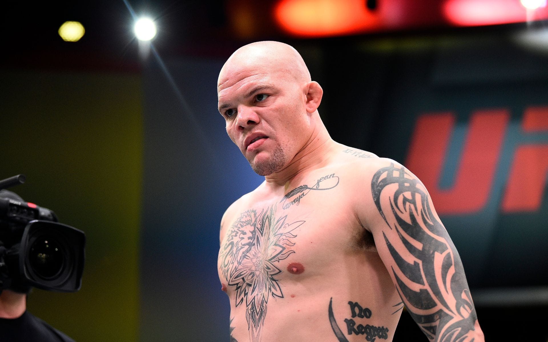 "Keep making it up as you go" - Anthony Smith posts picture with family and pushes back against reports
