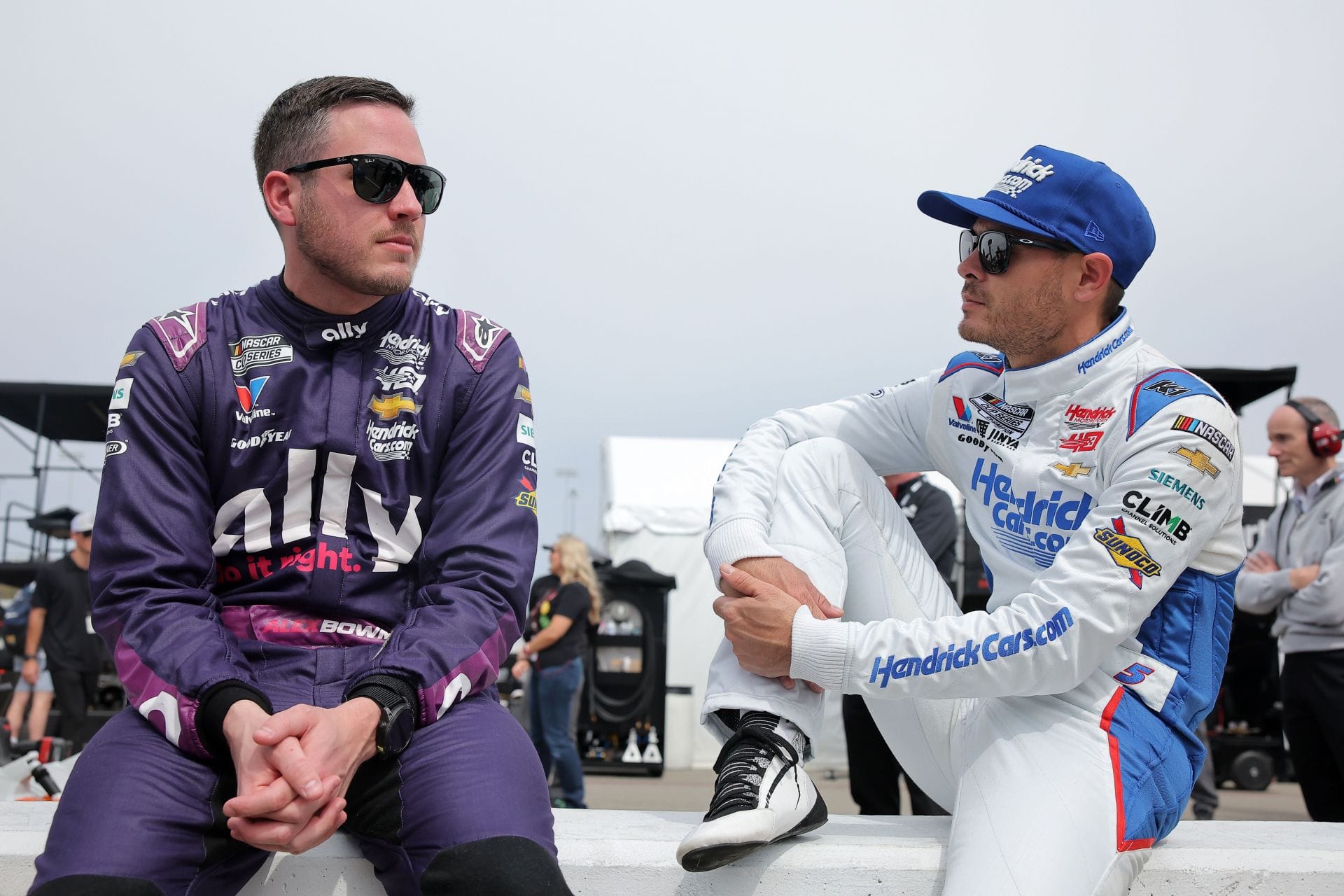 Kyle Larson (R) and Alex Bowman - NASCAR Iowa Corn 350. Source: Getty