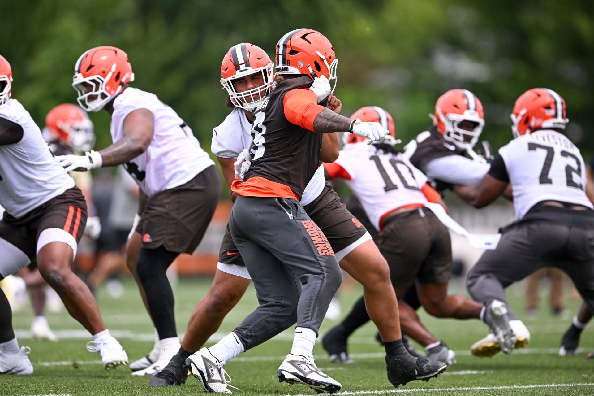 “Need Kirk Cousins & Maxx Crosby to go at it like this”: NFL fans react as Jared Verse rips off Spencer Fano’s helmet at Browns training camp