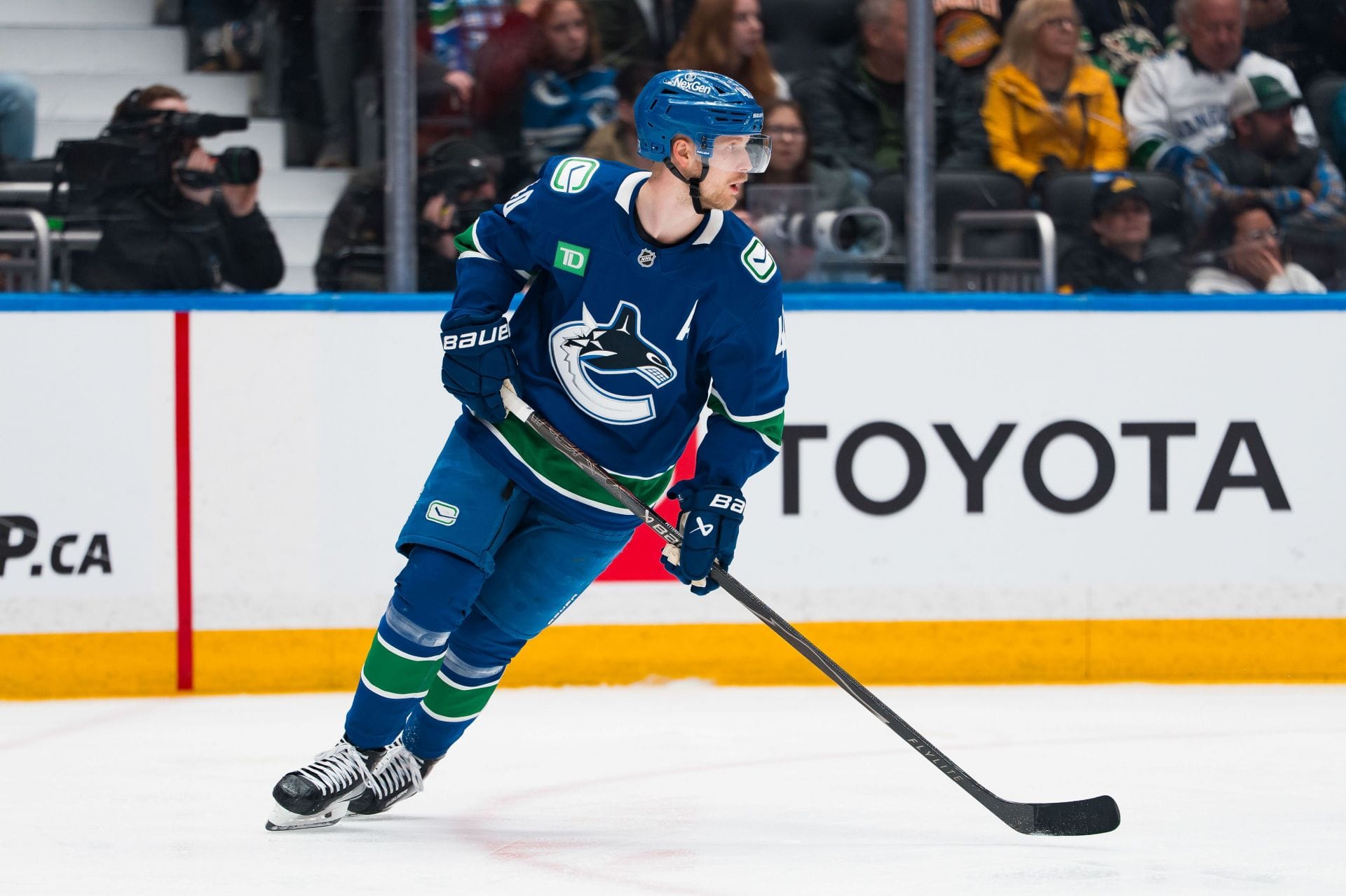 Pettersson skates with a puck during a game - Source: Imagn
