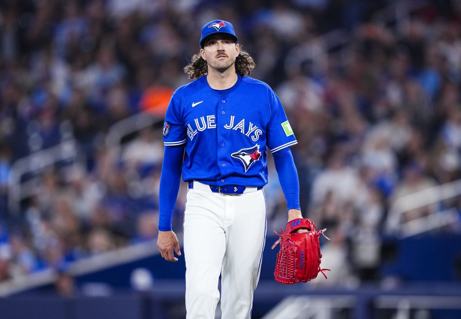 "Don't want him to go" - Fans get emotional as Kevin Gausman exits game to standing ovation amid trade speculation