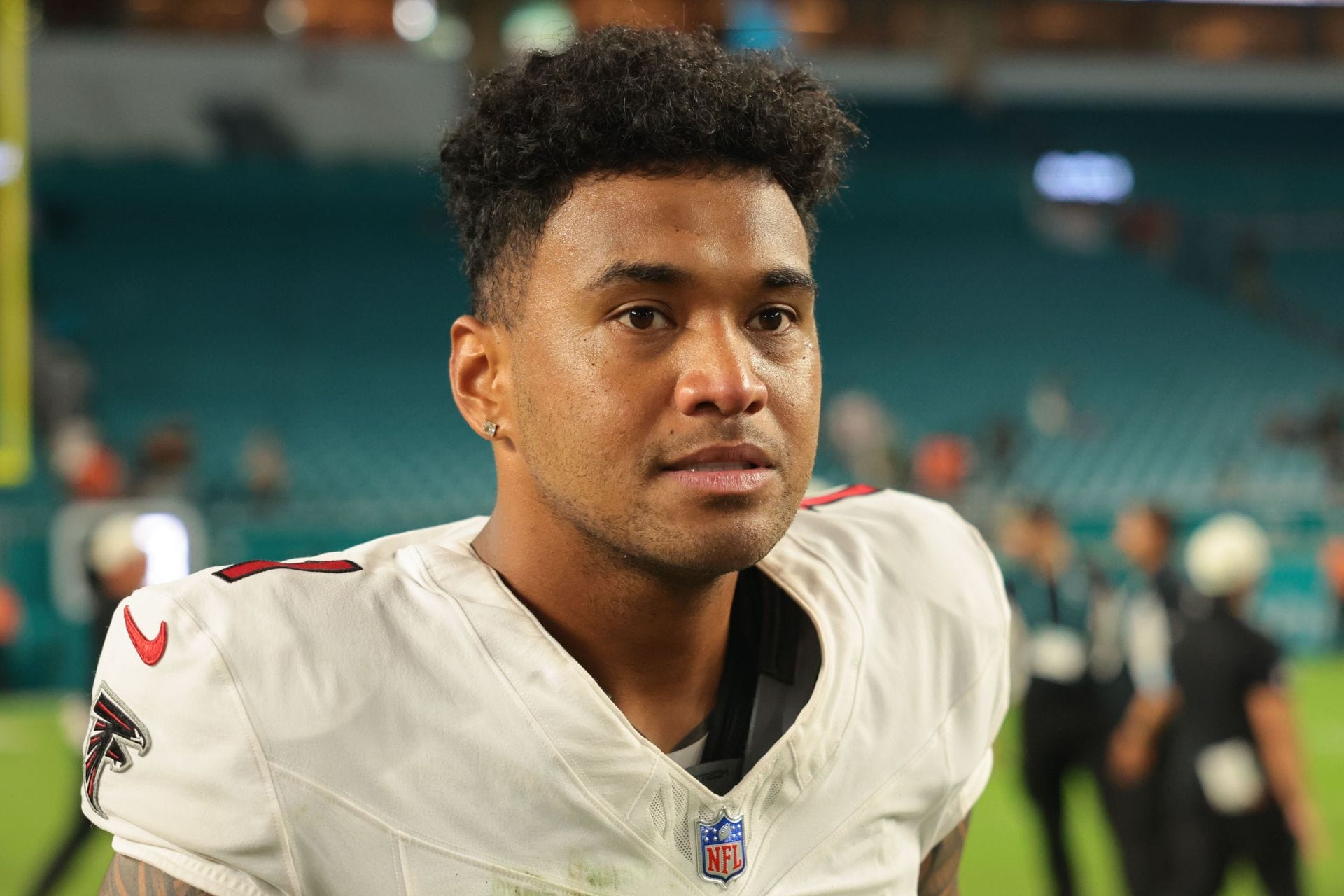 Tyreek Hill has 5-word reaction after Tua Tagovailoa fumbles the snap again in Falcons' preseason game vs. Dolphins