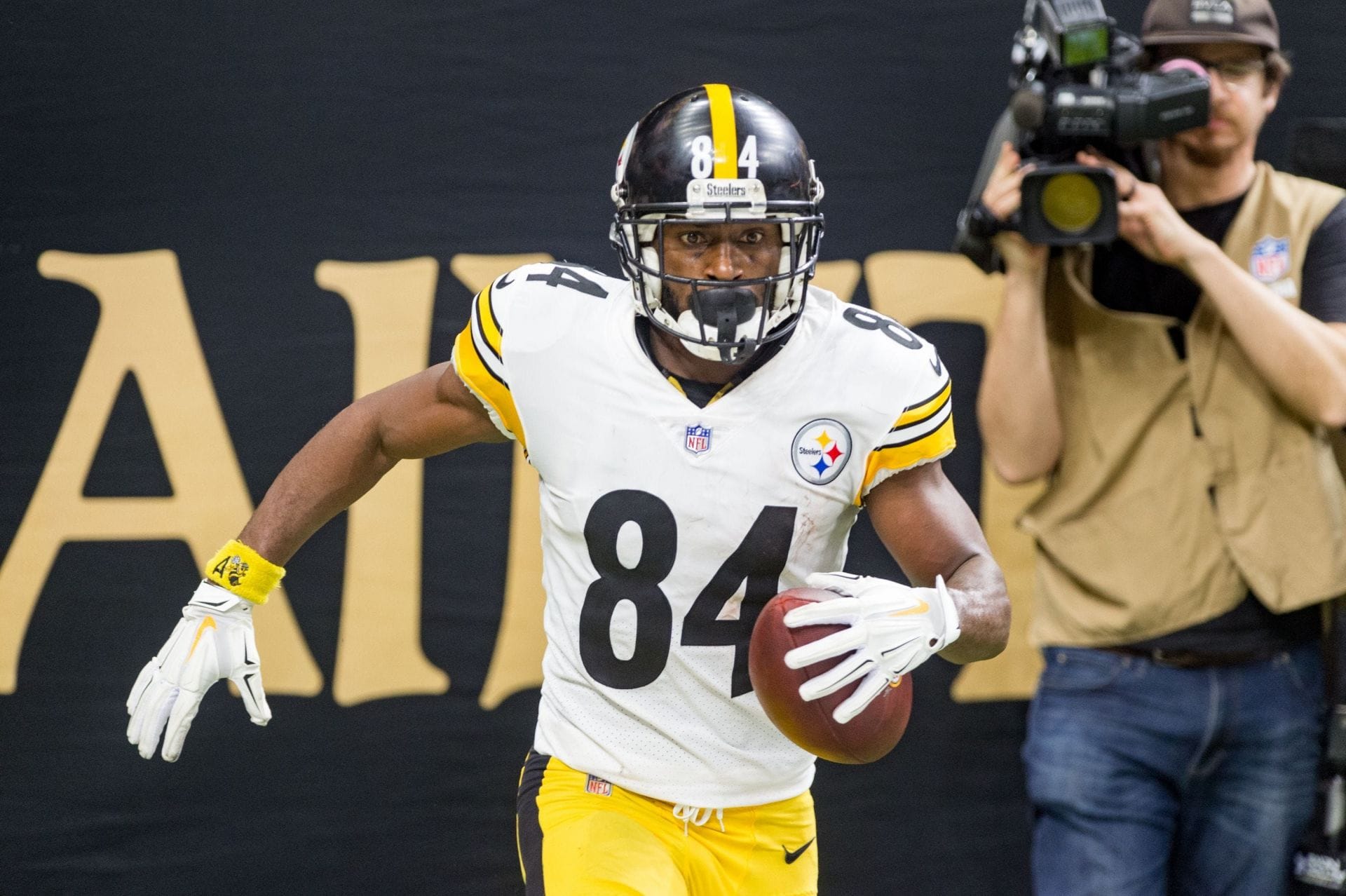 "Where is Antonio Brown?" "purposely leaving out top 5 WR of all time": NFL fans outraged as former Steeler gets left out of HOF list in latest post