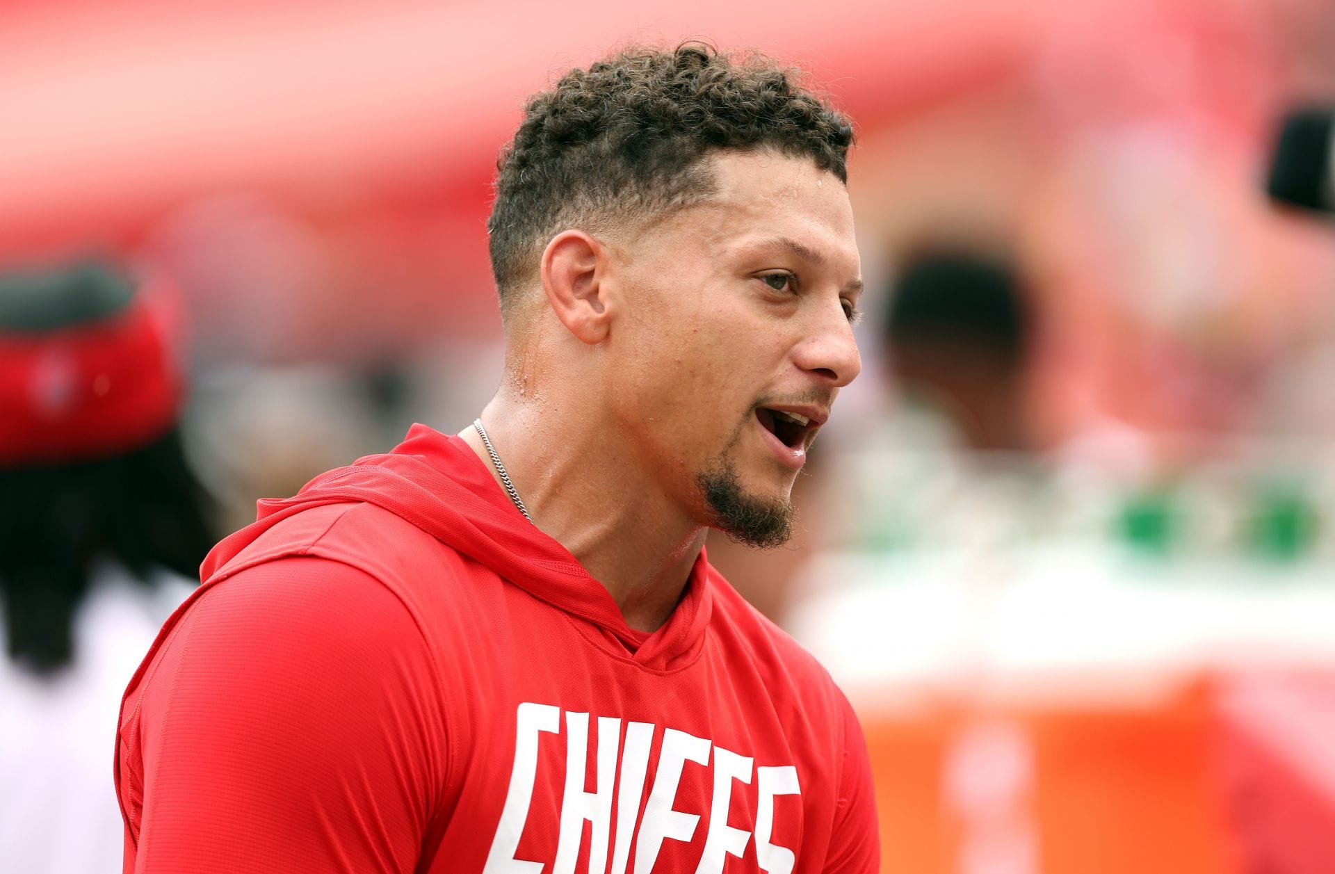 “Wild fit”: NFL fans react as Patrick Mahomes arrives “dressed like a Swedish DJ” for Chiefs' preseason game vs. Rams