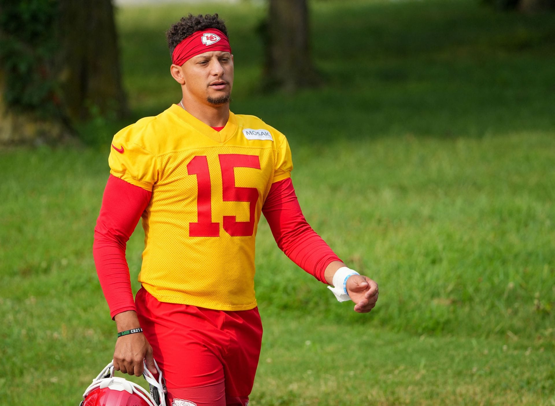 "Patrick Mahomes should call the FBI": NFL analyst doesn't mince words over Chiefs' first-team WRs line up during 7-on-7 drills at training camp