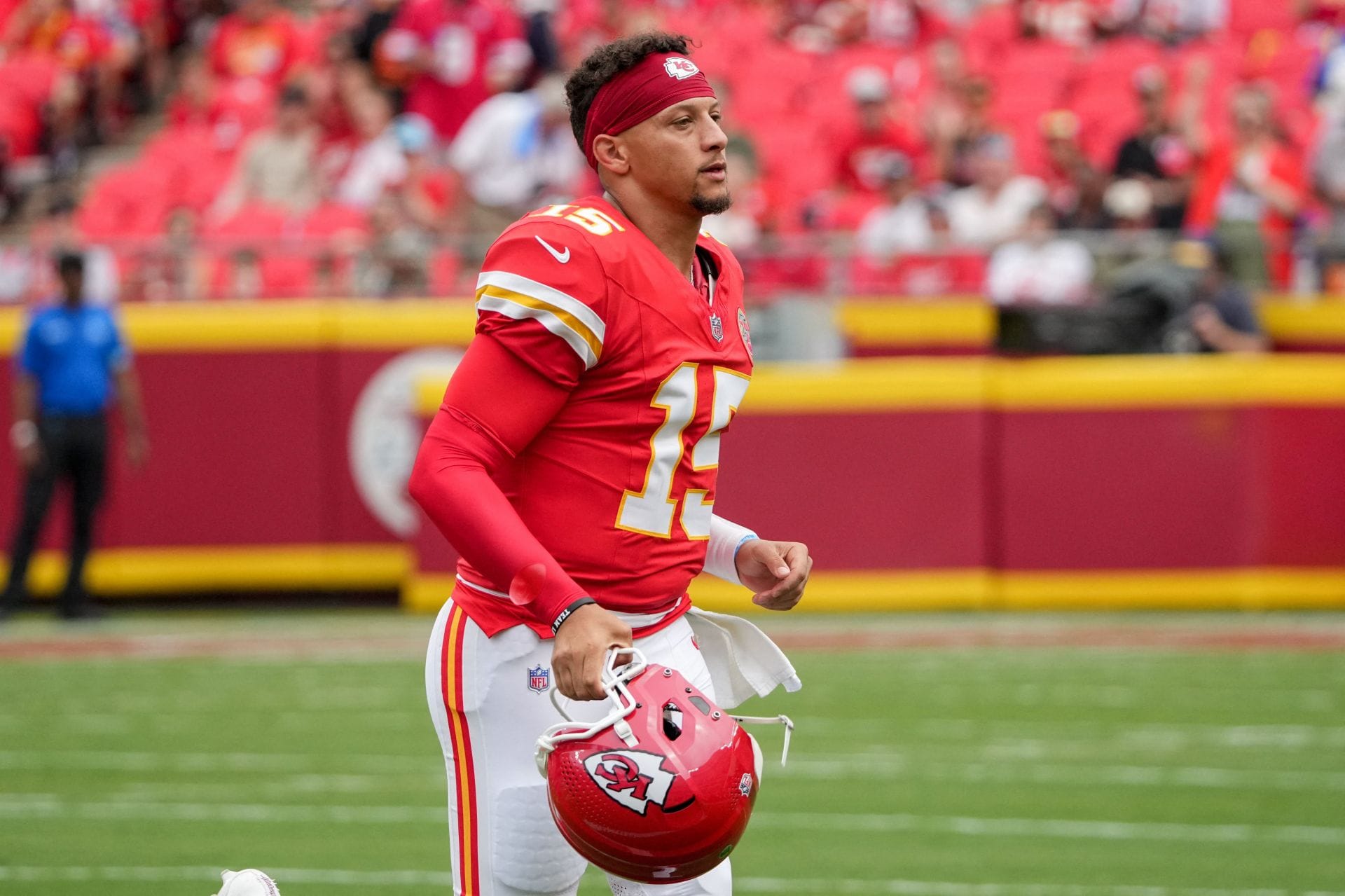 “17 needs to be cut asap” “Shameful”: NFL fans rip $24,000,000 Chiefs S for getting juked by Travis Kelce’s “slow motion” route