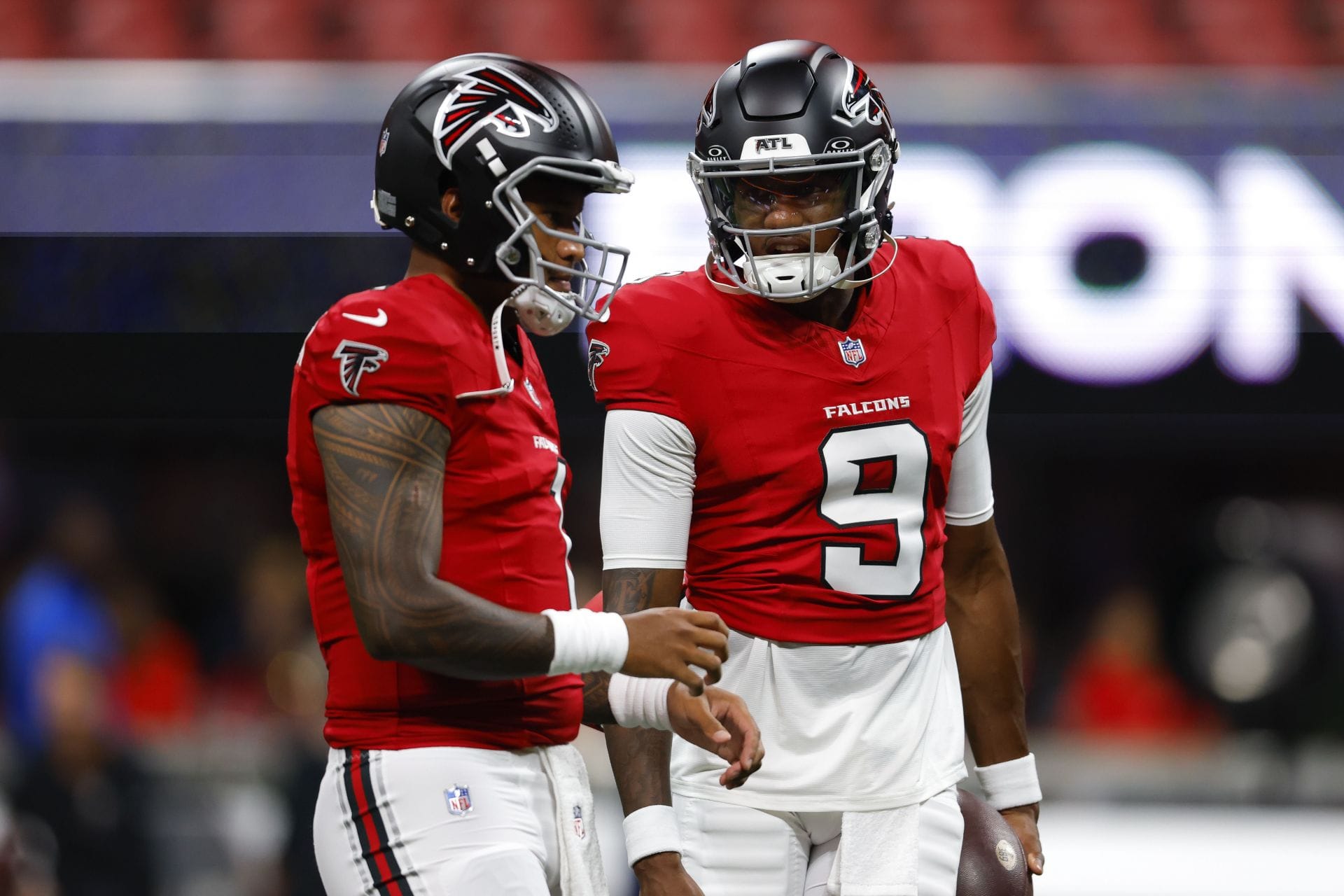 “Trash calling another trash”: NFL fans react as Michael Penix Jr. mocks Tua Tagovailoa with viral hand gesture after Falcons QB fumbles snap