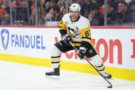 Crosby controls the puck during a game - Source: Imagn