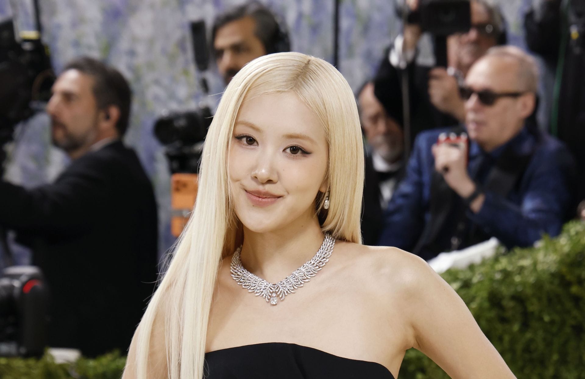 "SHE'S EXPÉNSIVE" - Fans react after BLACKPINK's Rosé reportedly turned down a $7.2 million endorsement deal
