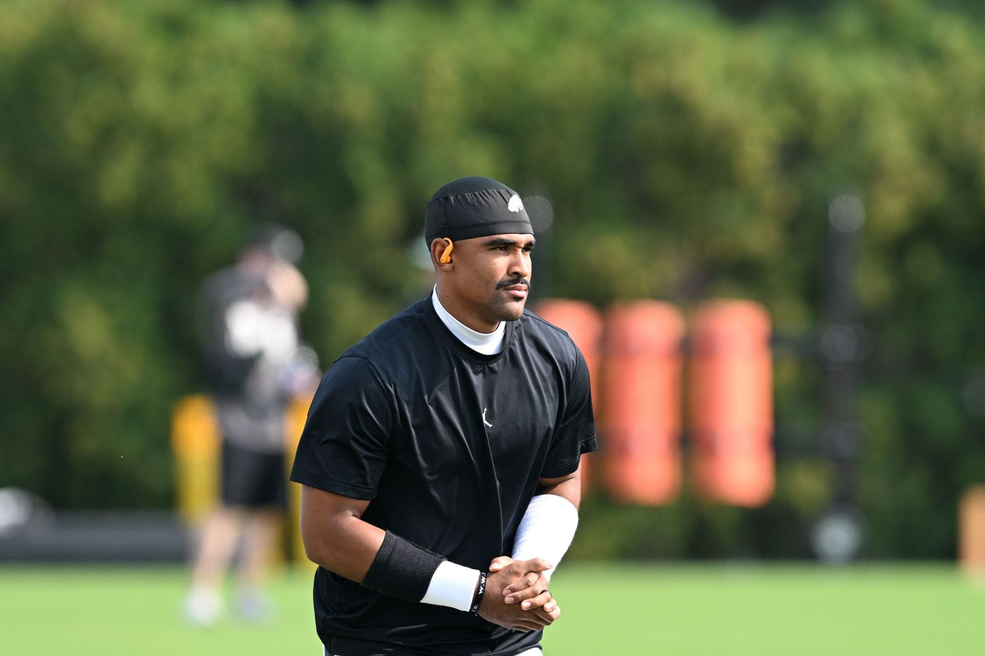 “Looks like an unc” “Overrated”: NFL fans react as Jalen Hurts arrives with “hightop buzz cut” for Eagles’ preseason game vs. Ravens