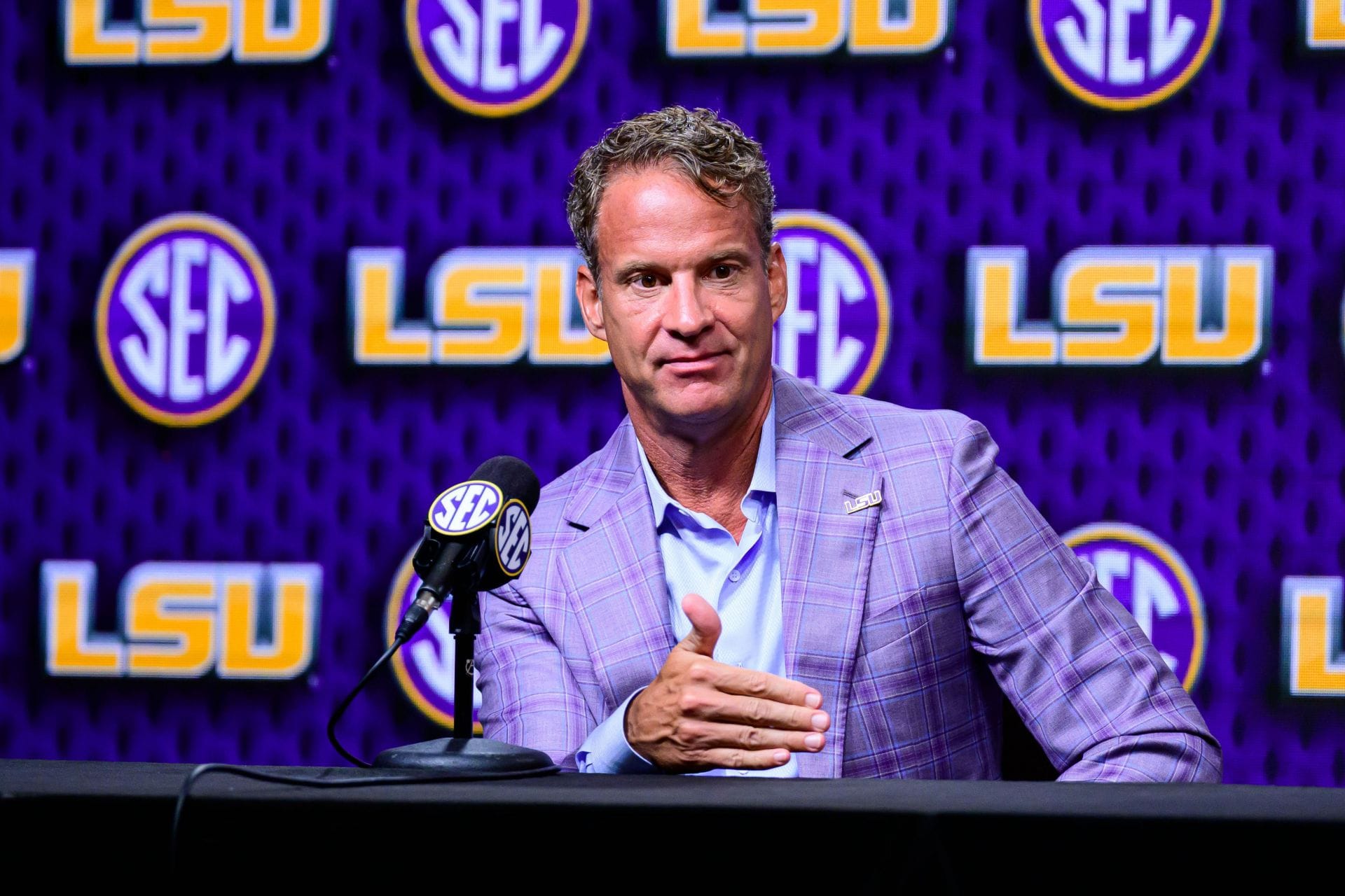 “Absolutely no respect for this BS”: Ex-LSU National Champ rips Lane Kiffin's decision on potentially signing Browns TE Dae’Quan Wright