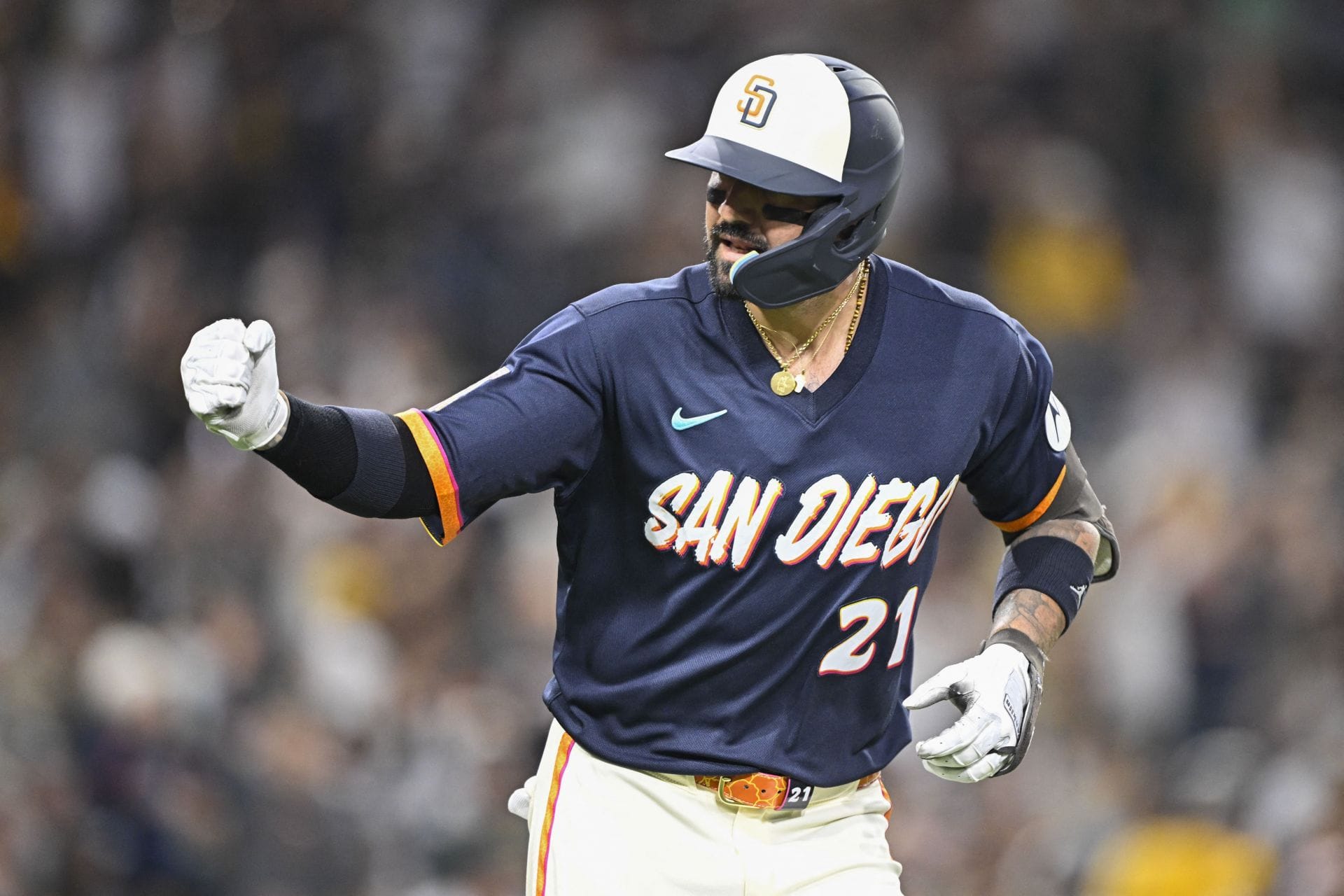 PICTURE: Nick Castellanos' sister Jacqueline dons checkered bikini top with ruffled shorts in mirror selfie